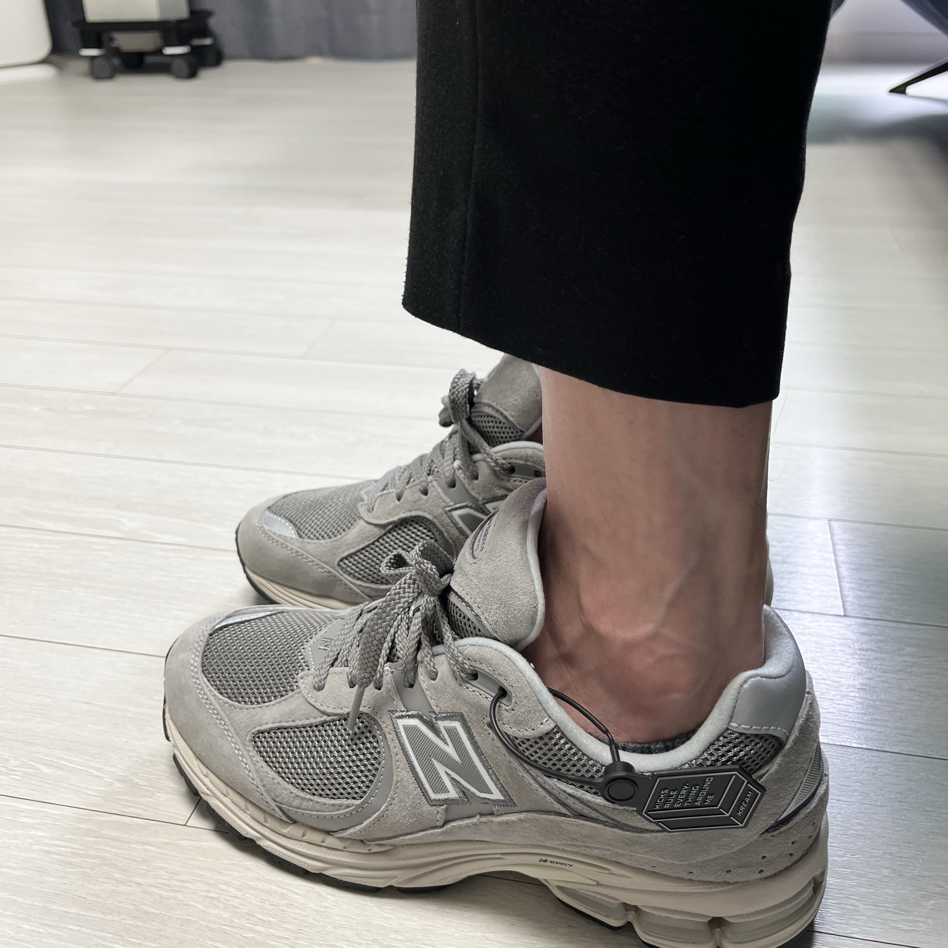 New Balance 2002R Grey 착용 스타일 - 4