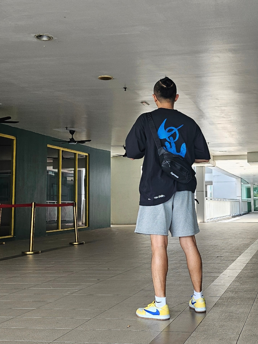 Supreme Leather Waist Bag Black - 23FW, Supreme Black Cat T-Shirt White - 24SS 착용 스타일 - 2
