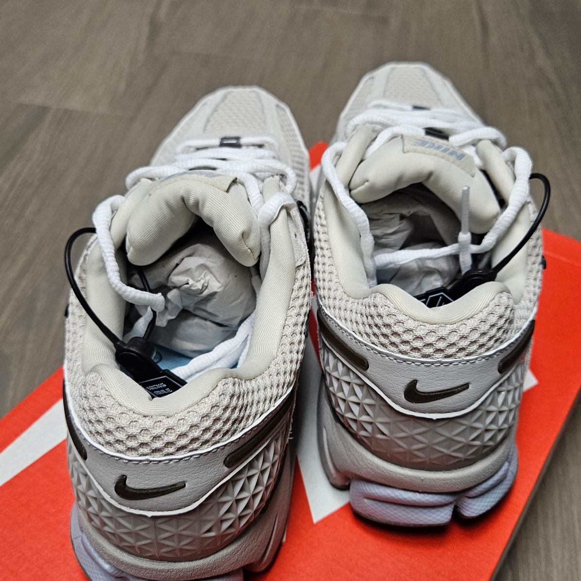 Nike Zoom Vomero 5 SE Light Orewood Brown 착용 스타일 - 2