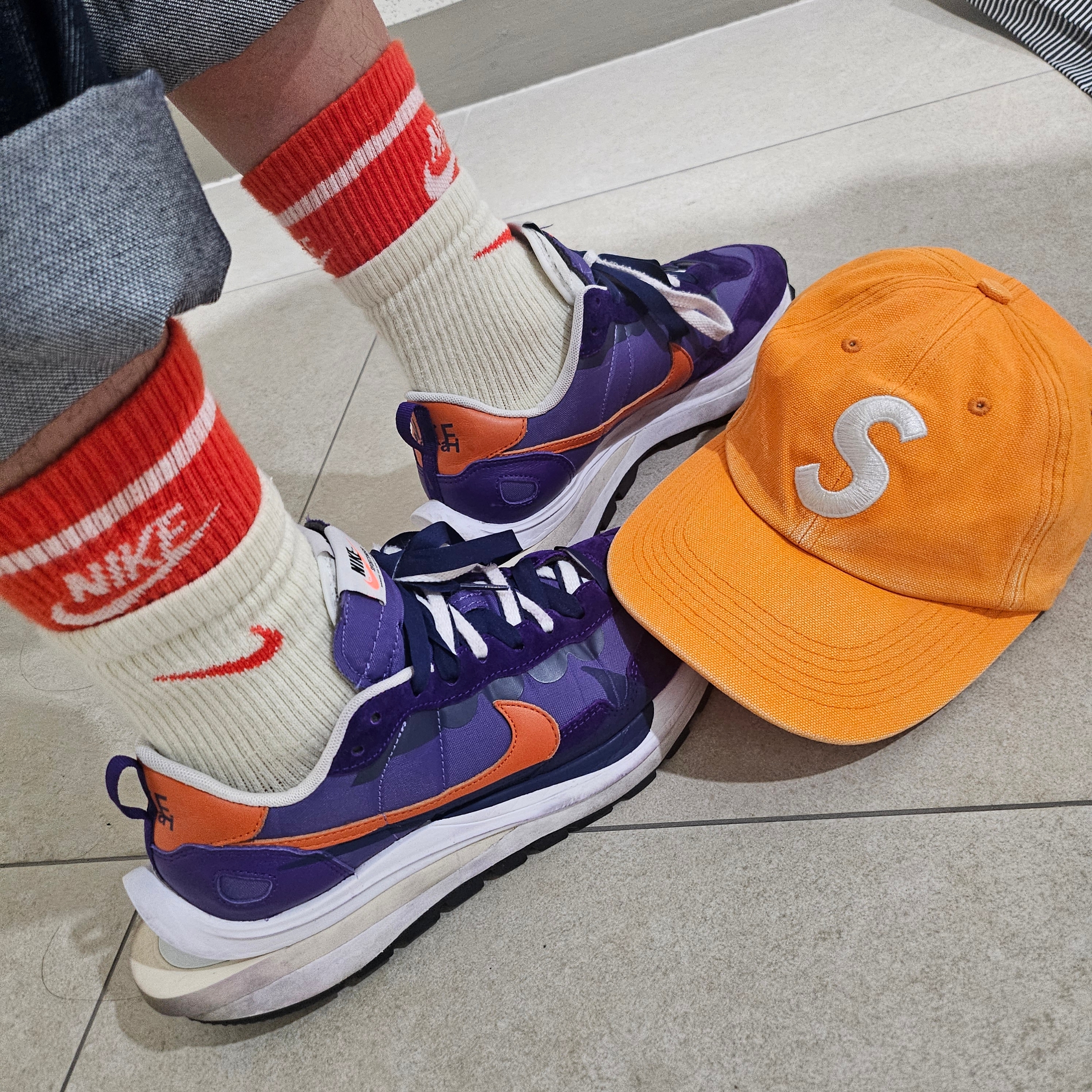 Supreme Pigment Canvas S Logo 6-Panel Orange - 23SS, Nike x Sacai VaporWaffle Dark Iris 착용 스타일