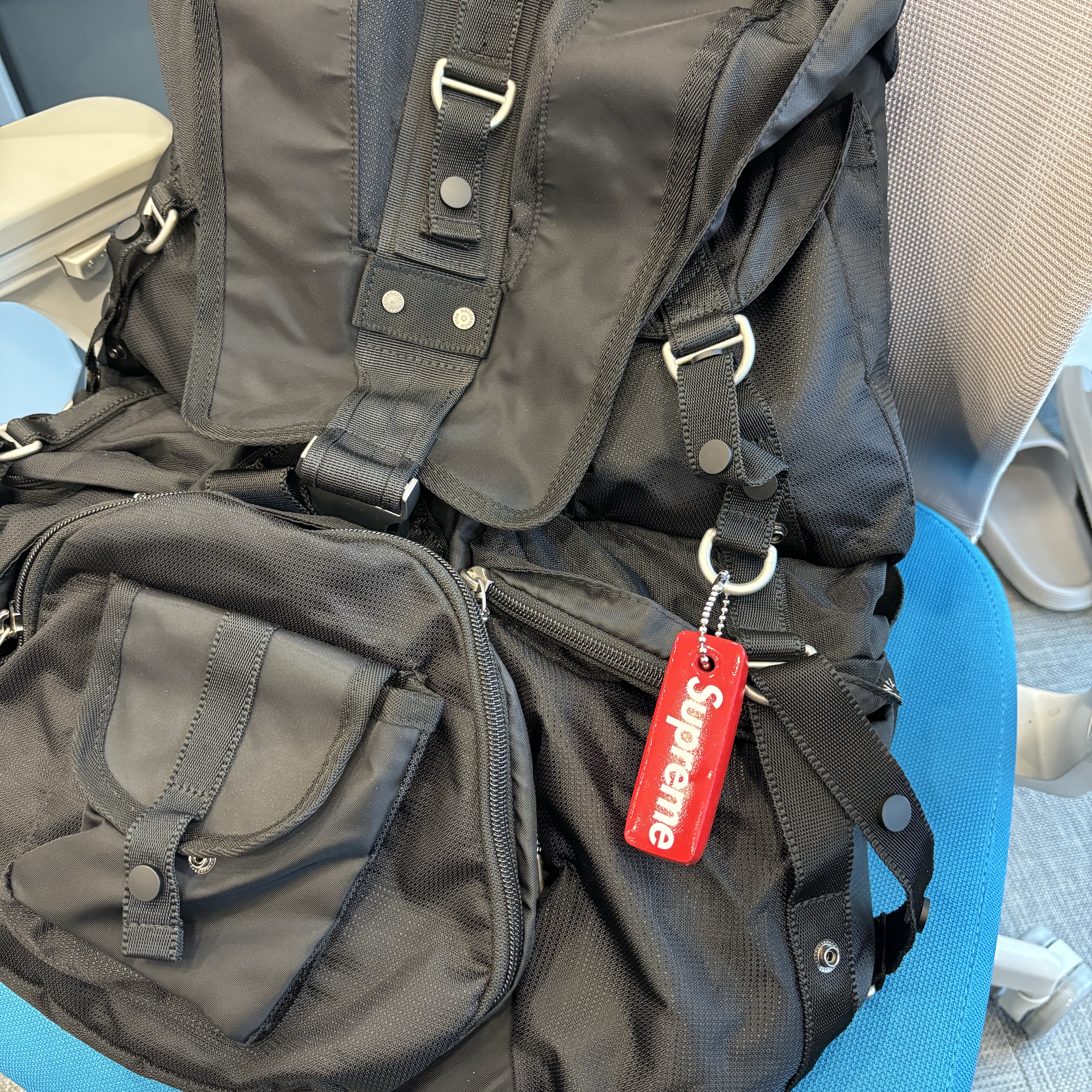Supreme Floating Keychain Red - 23FW 착용 스타일