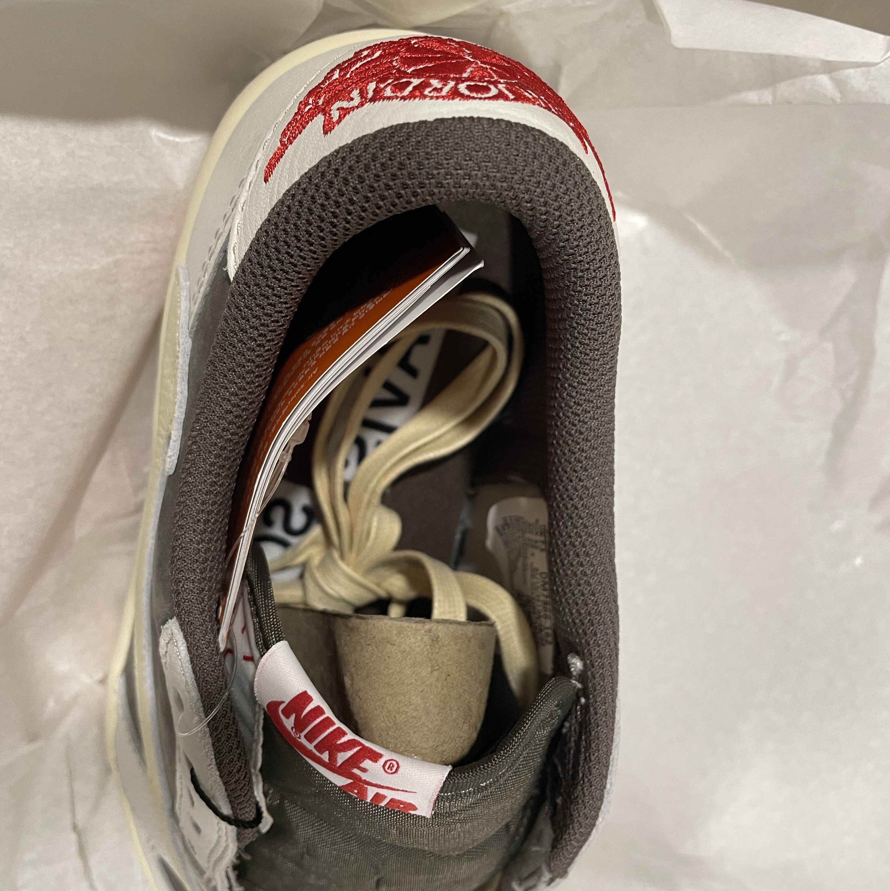 Jordan 1 x Travis Scott Retro Low OG SP Sail and Ridgerock 착용 스타일 - 5