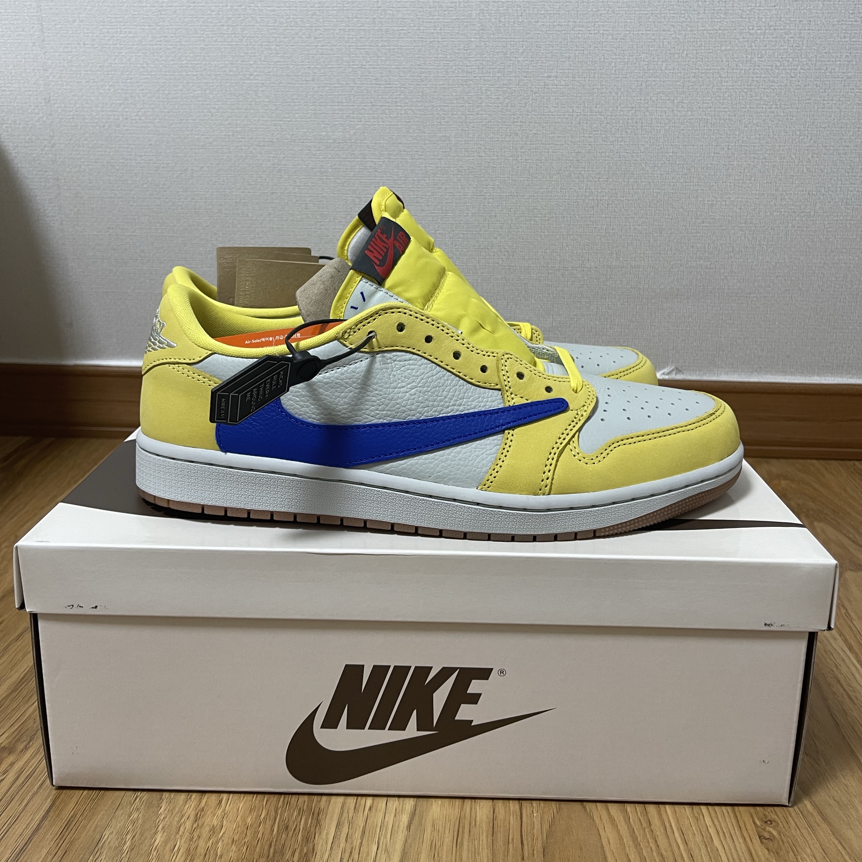(W) Jordan 1 x Travis Scott Retro Low OG SP Canary 착용 스타일 - 2