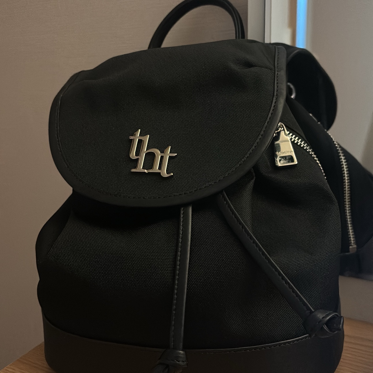 Threetimes Acorn Backpack Black 착용 스타일