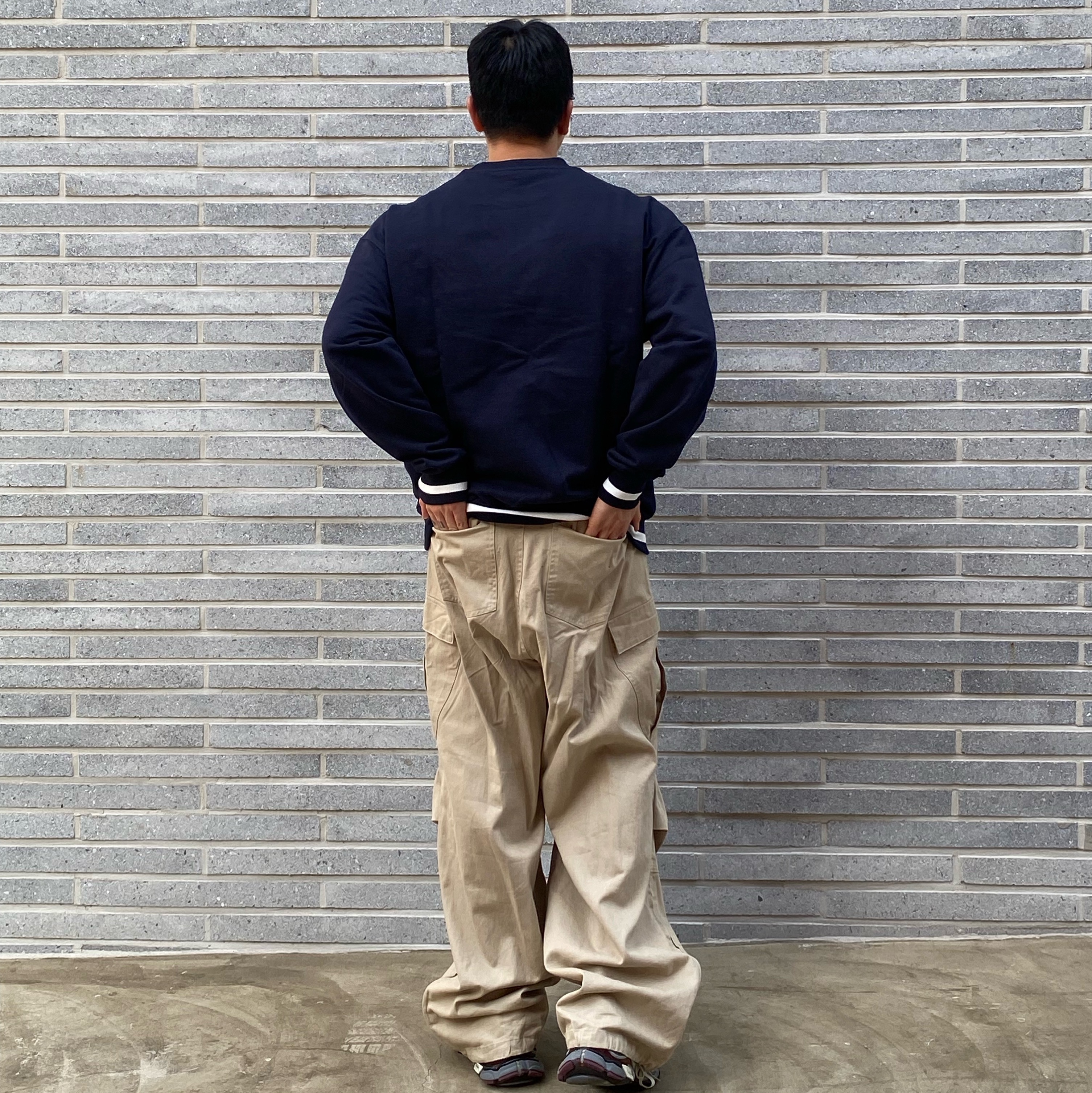 Nonnod Side Zip Cargo Pants Beige, Balenciaga Runner Sneakers Grey Burgundy 착용 스타일 - 5