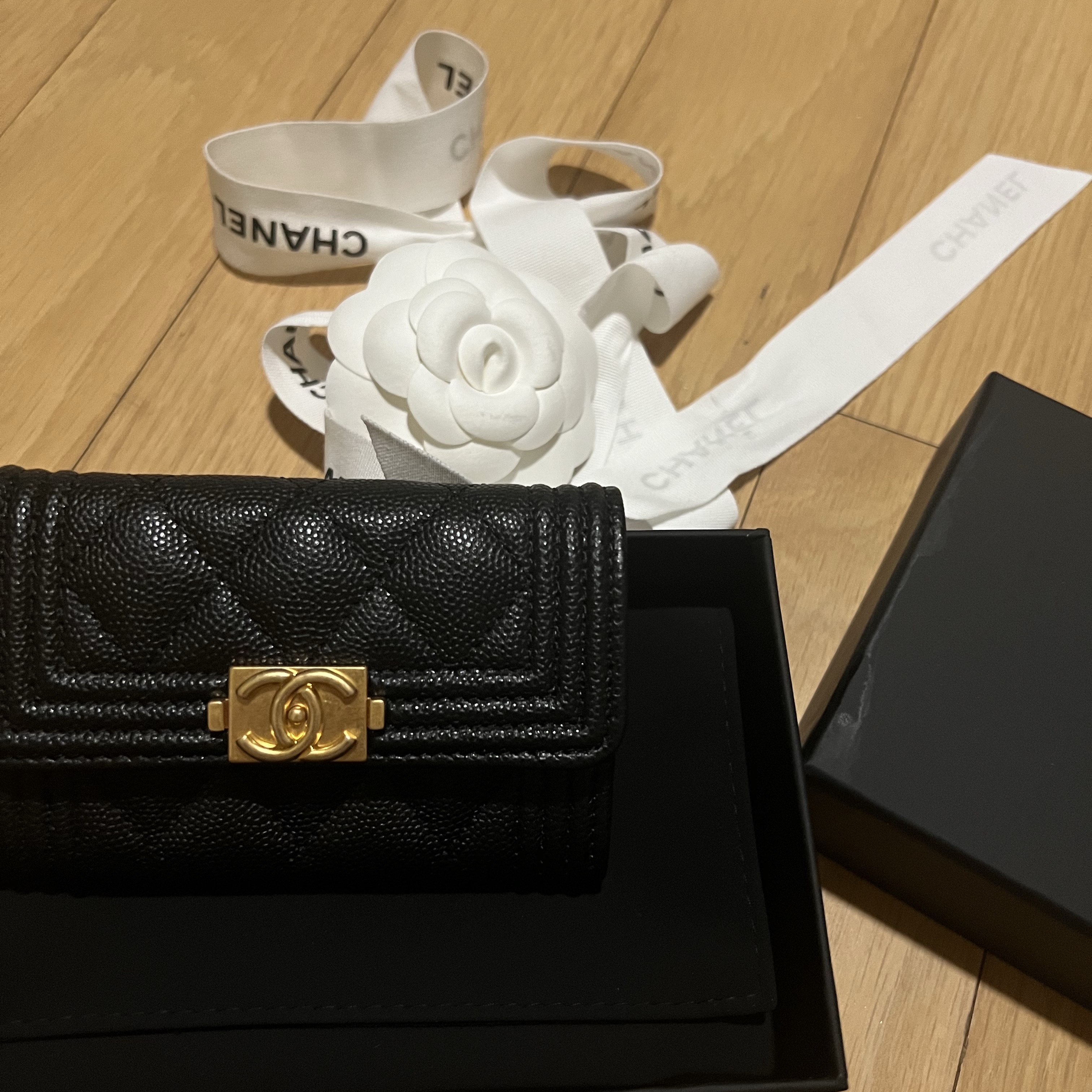Chanel Boy Chanel Flap Card Holder Grained Calfskin & Gold Black 착용 스타일