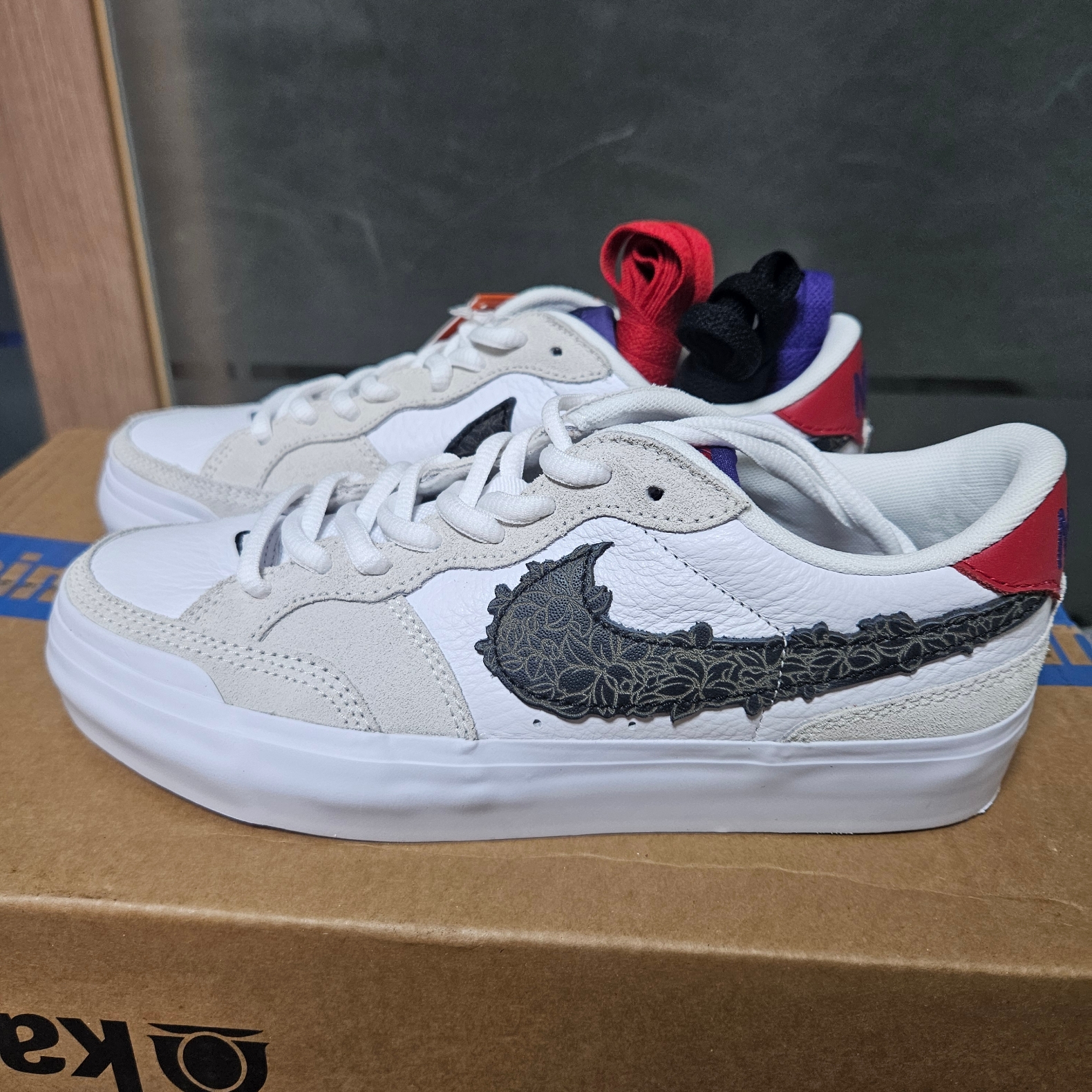 (W) Nike x Sky Brown SB Zoom Pogo Plus White and Sail, True Religion Hustle Hoodie Black 착용 스타일 - 2