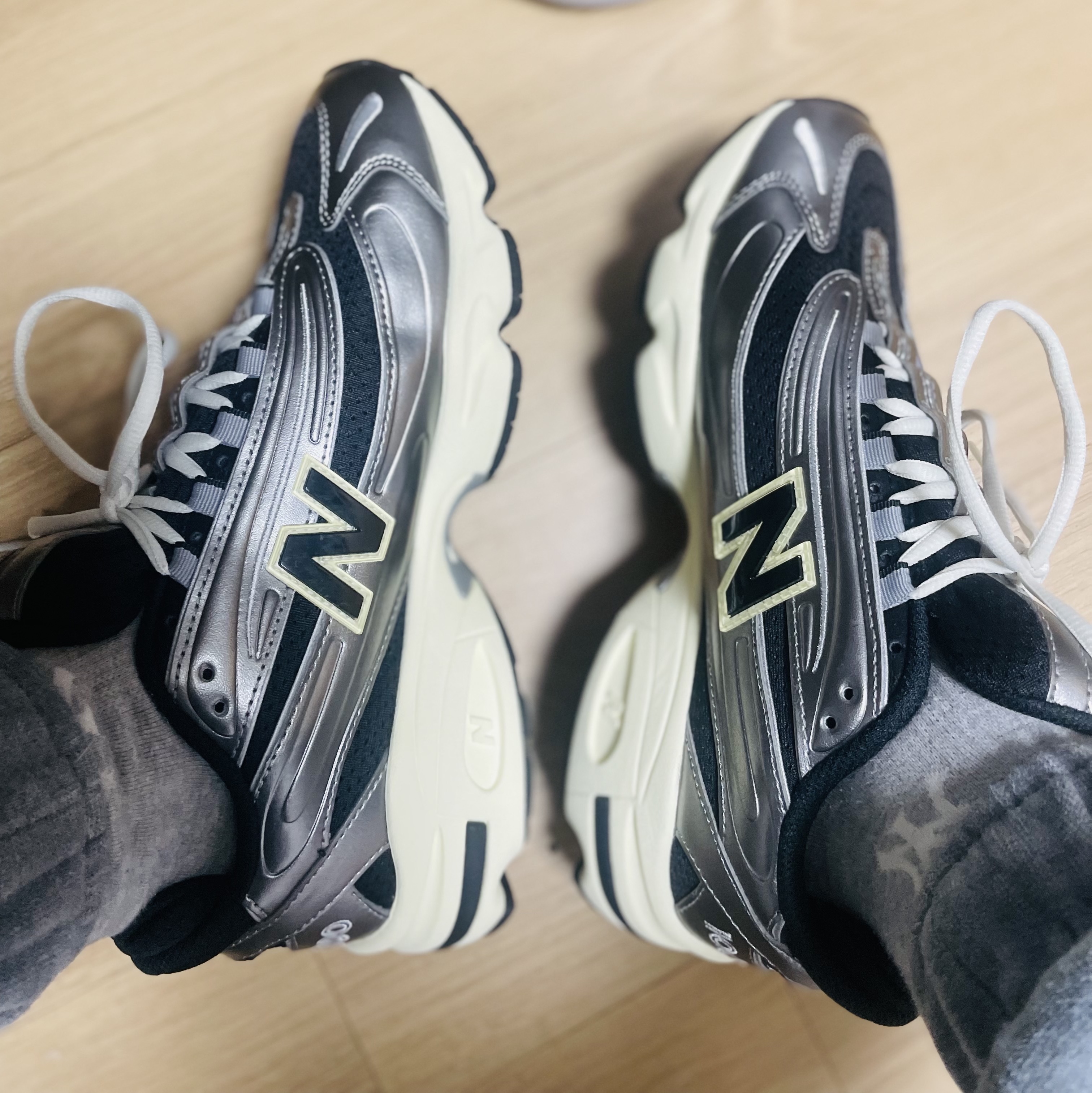 New Balance 1000 Silver Metallic Black 착용 스타일