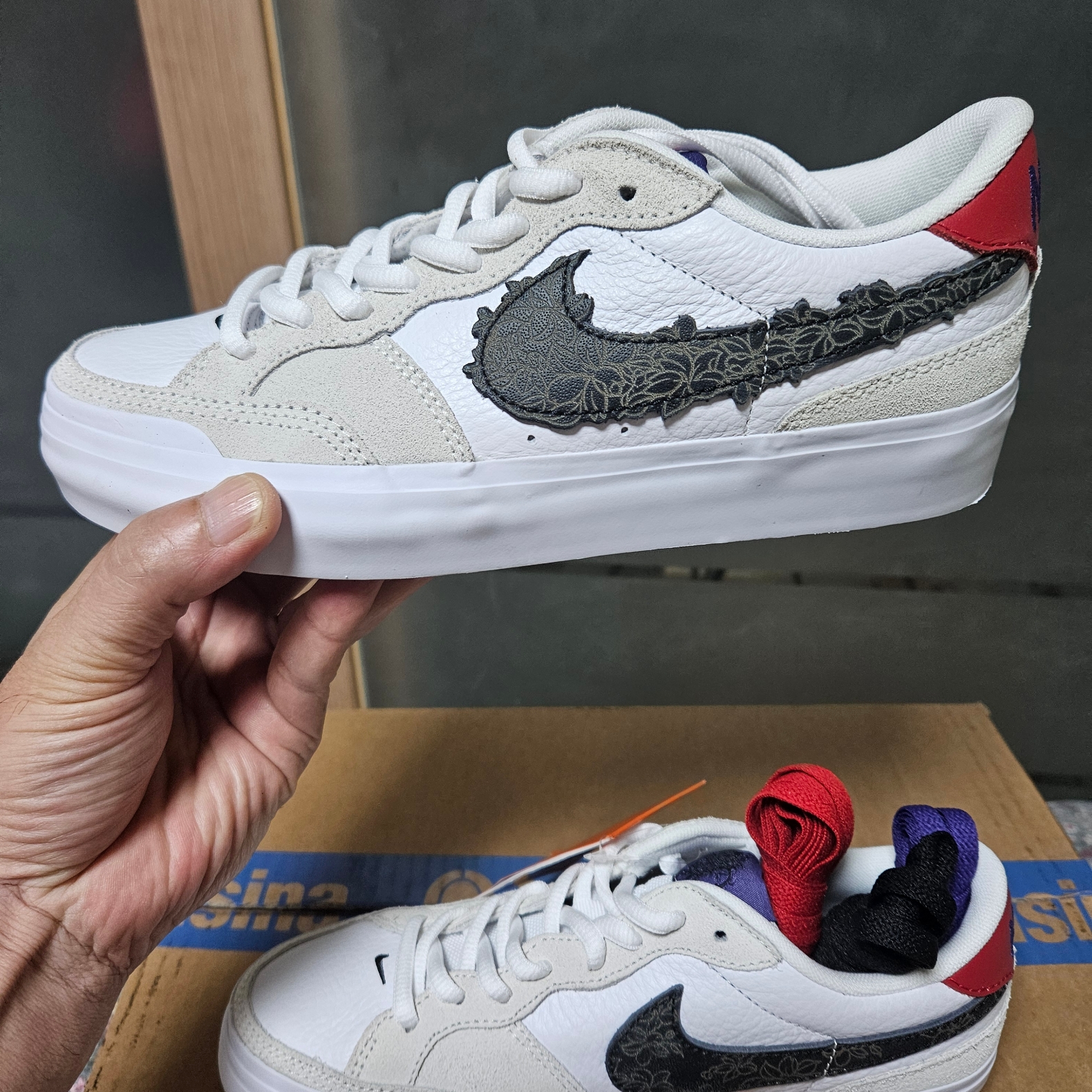 (W) Nike x Sky Brown SB Zoom Pogo Plus White and Sail, True Religion Hustle Hoodie Black 착용 스타일 - 1