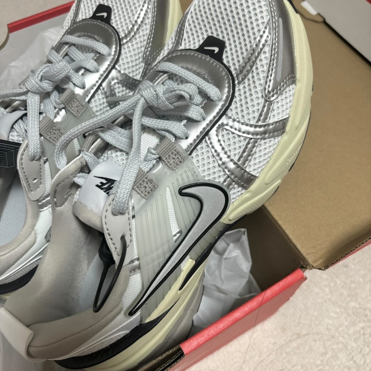 Nike V2K Run Summit White Metallic Silver 착용 스타일