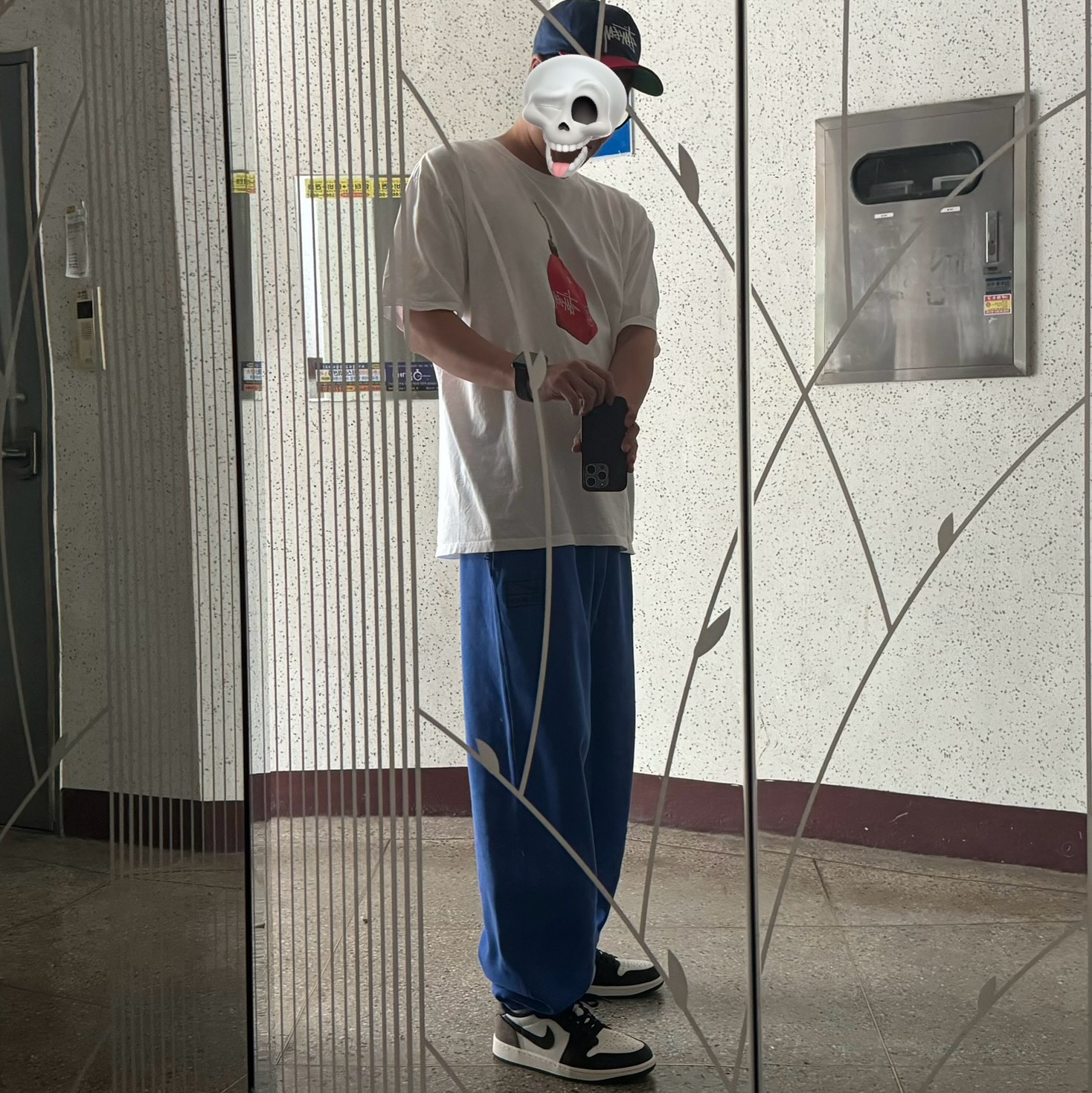 Stussy Fueled T-Shirt White, Nike x Stussy NRG Acid Washed Fleece Pants Game Royal (DR4025-480) 착용 스타일 - 1