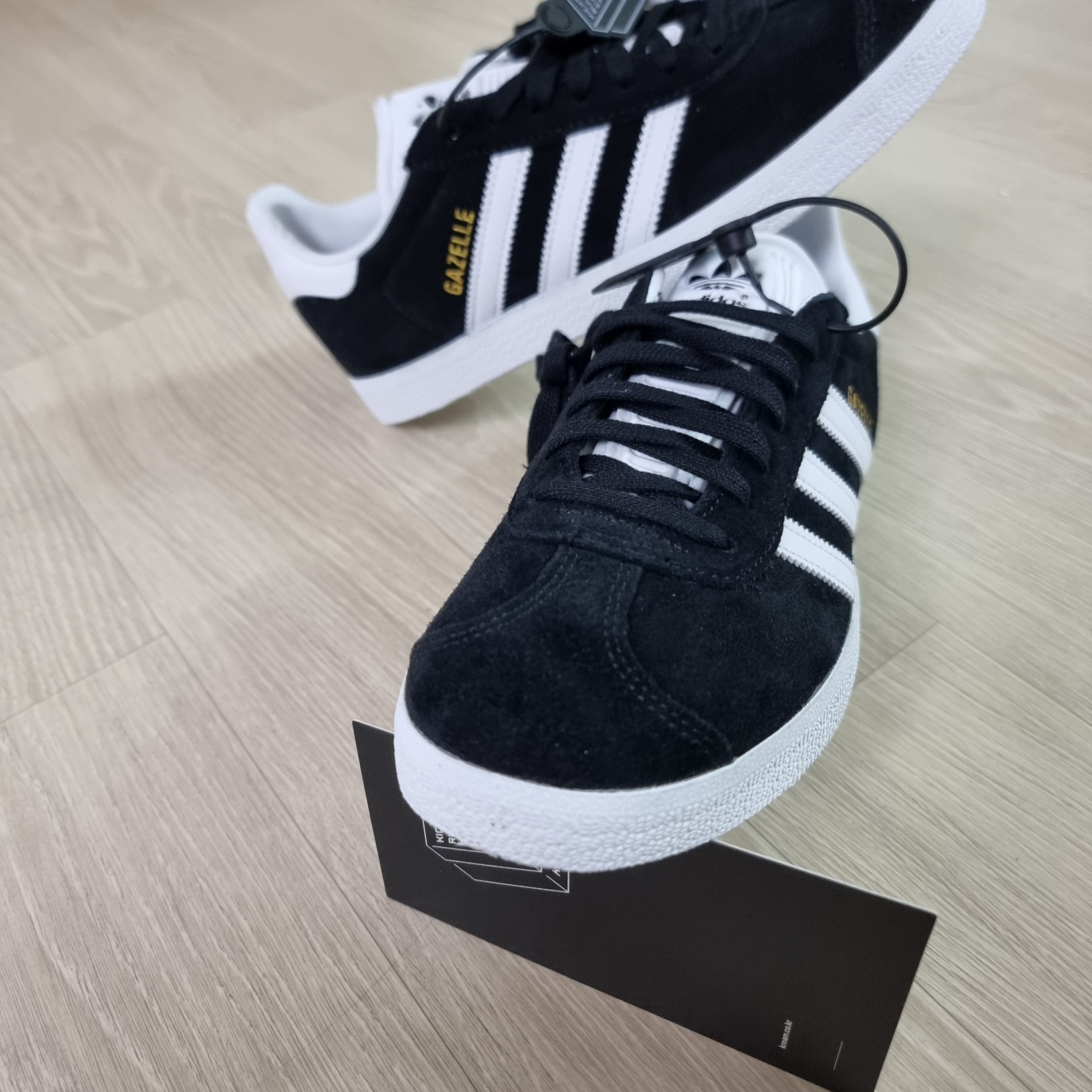 Adidas Gazelle Core Black White 착용 스타일 - 2