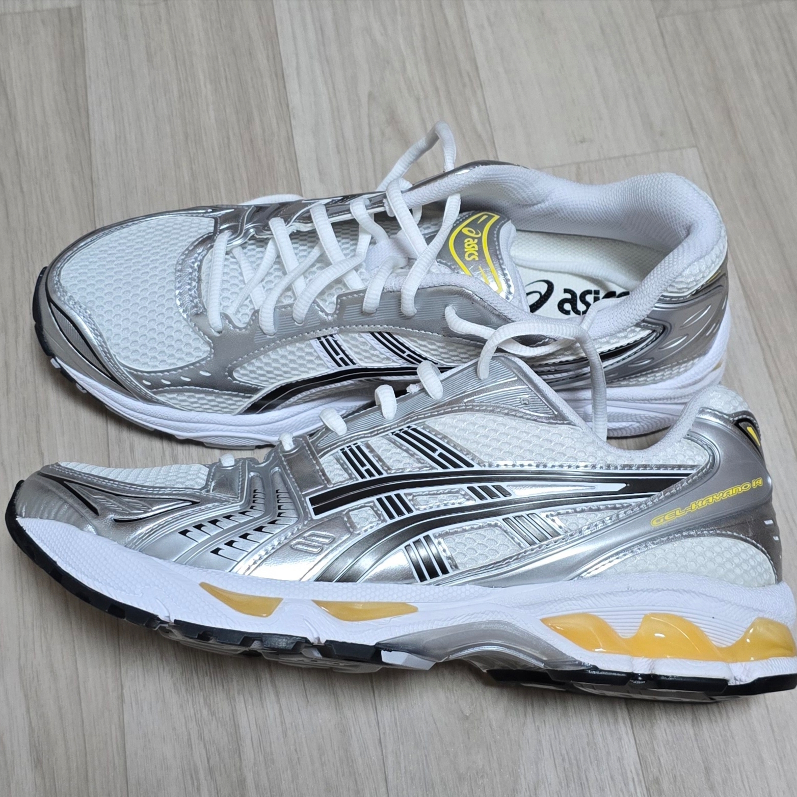 Asics Gel-Kayano 14 White Tai Chi Yellow 착용 스타일 - 2