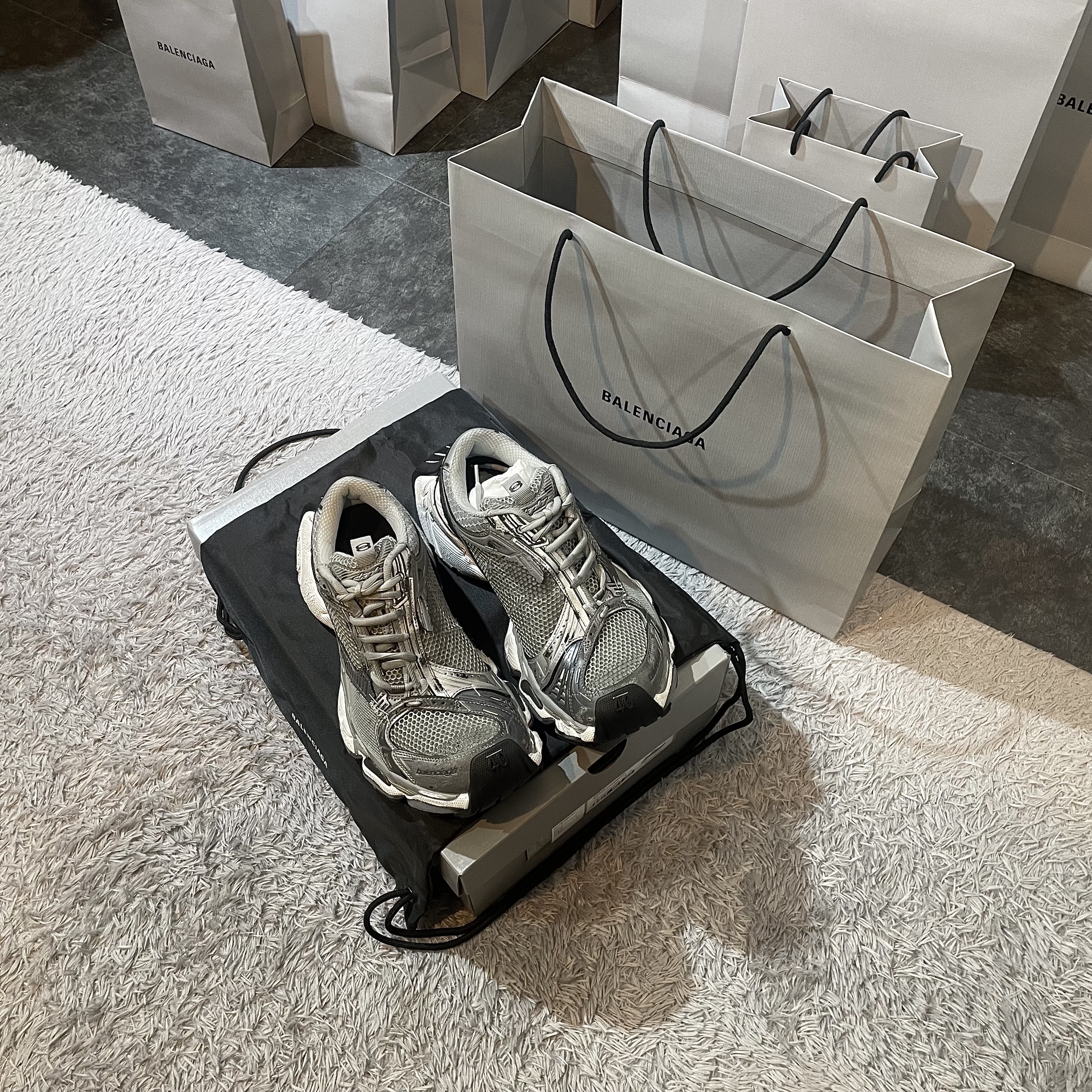 Balenciaga Stapler Sneaker Black, Balenciaga Stapler Sneaker Beige Grey 착용 스타일 - 2
