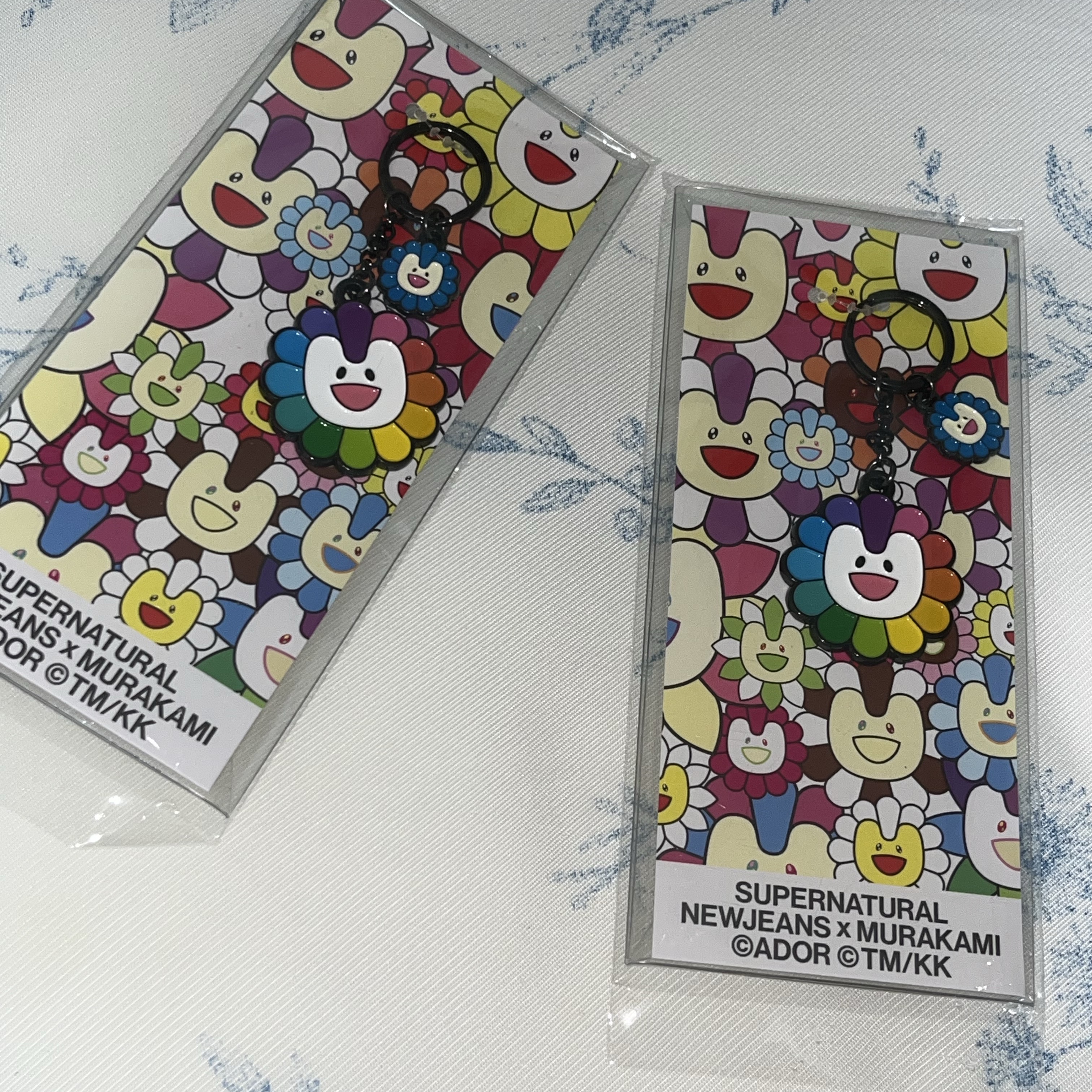NewJeans x Murakami Metal Keyring Flower 착용 스타일