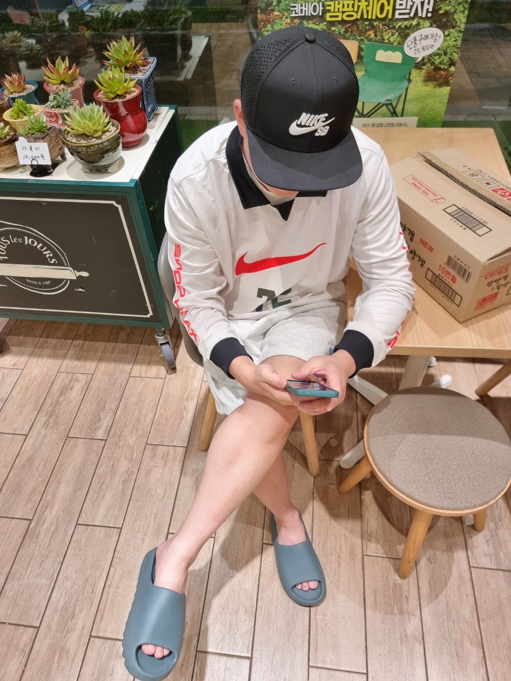 Adidas Yeezy Slide Slate Marine, Nike NSW Long Sleeve T-Shirt Phantom Black Bright Crimson 착용 스타일
