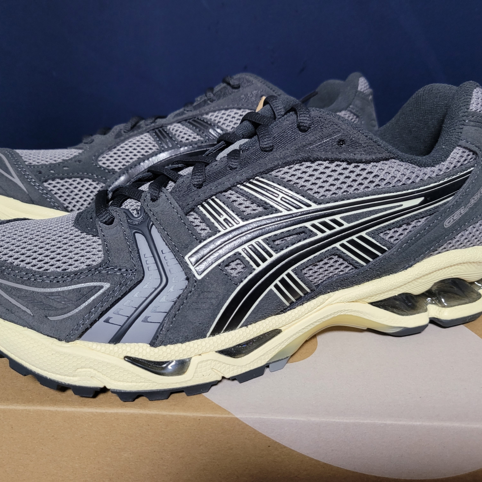 Asics Gel-Kayano 14 Clay Grey Black 착용 스타일 - 1