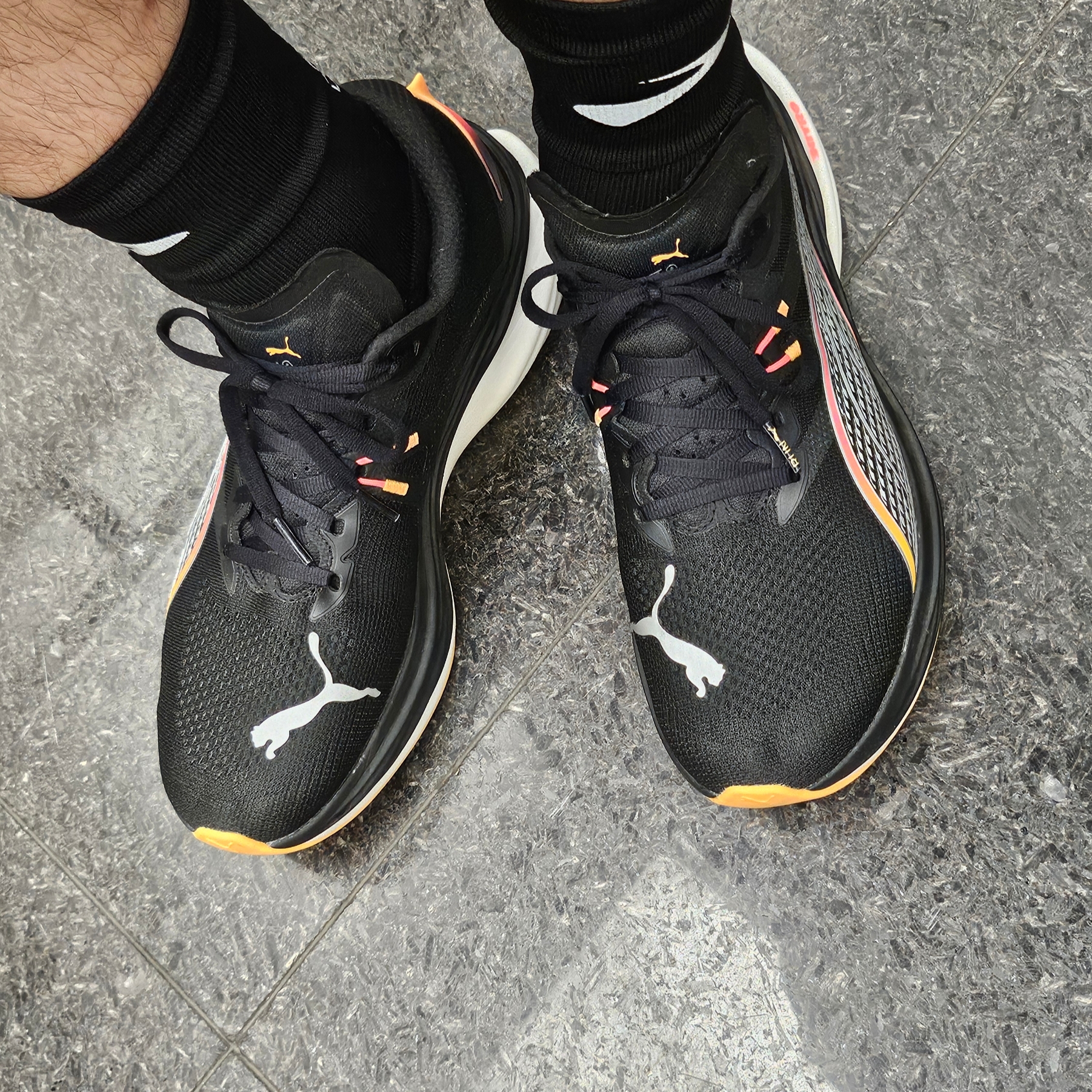 Puma Deviate Nitro 3 Wide Black Sunset Glow 착용 스타일