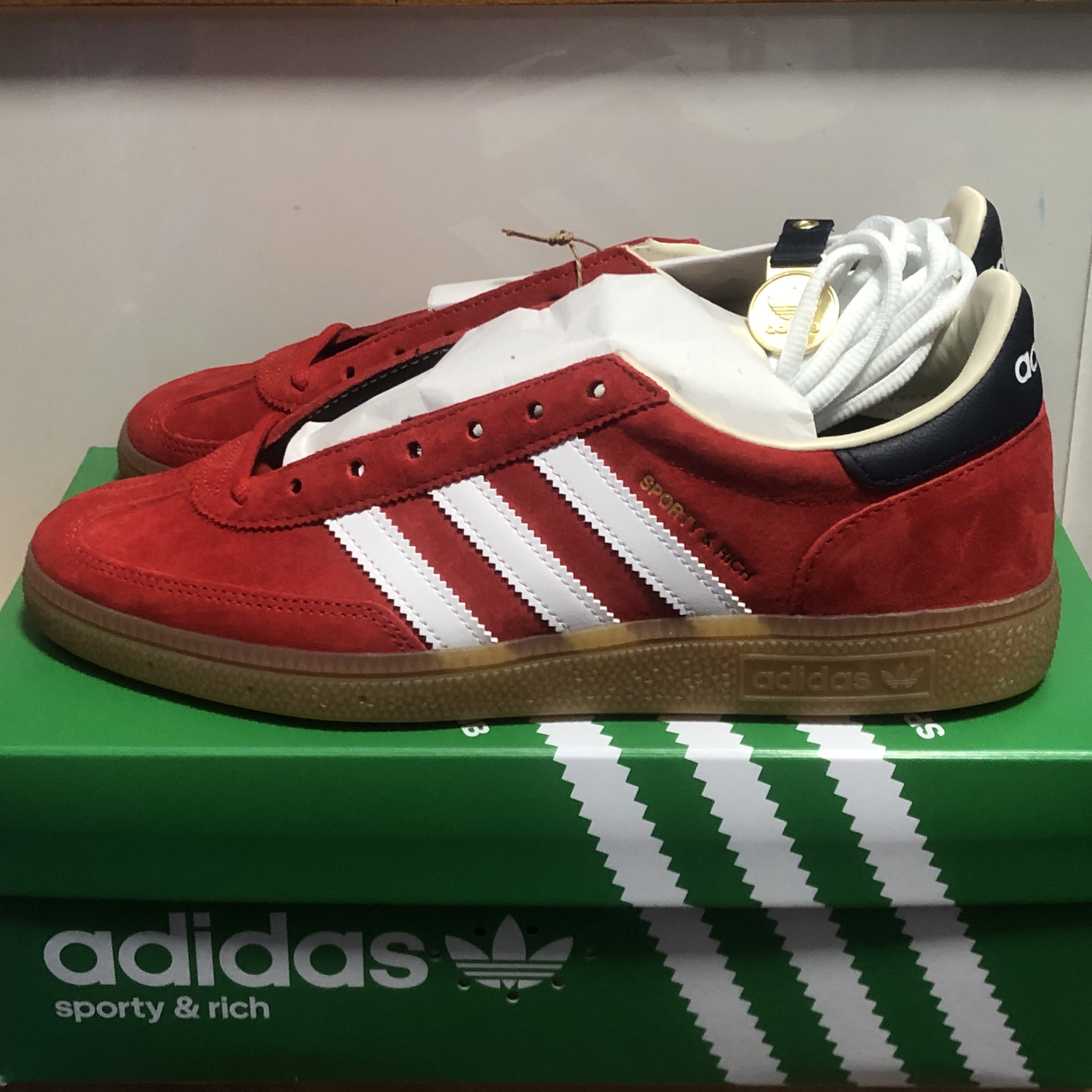 Adidas x Sporty & Rich Spezial Handball Collegiate Red Night Indigo 착용 스타일