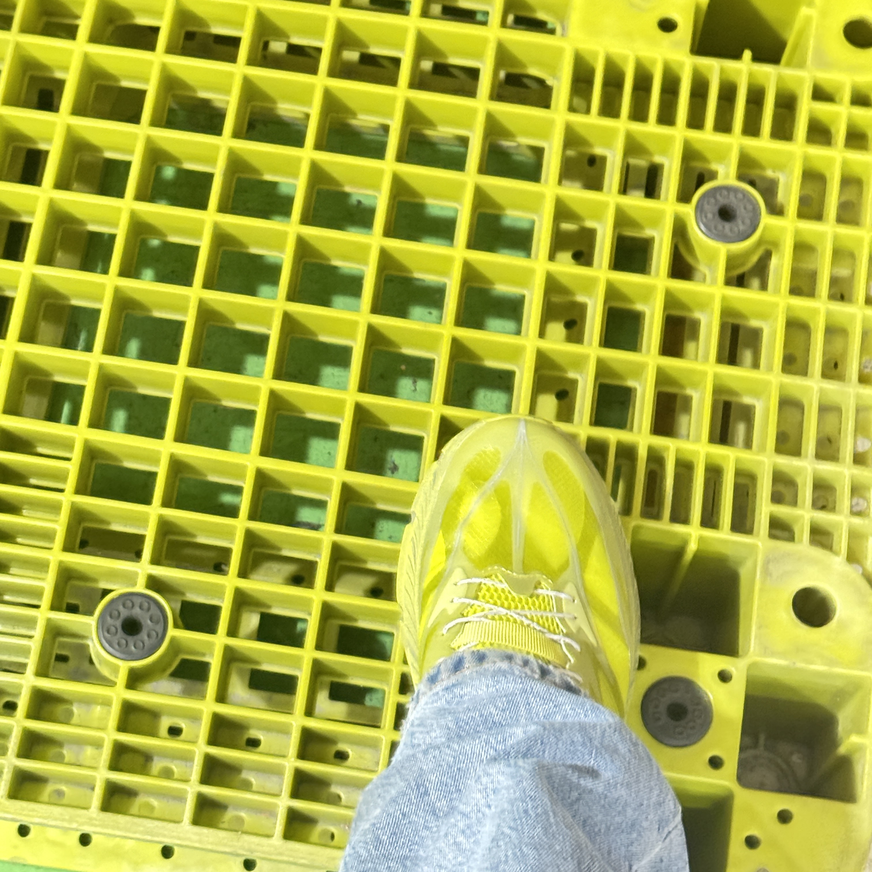 Hoka x Satisfy Mafate Speed 4 Lite Sulfur 착용 스타일