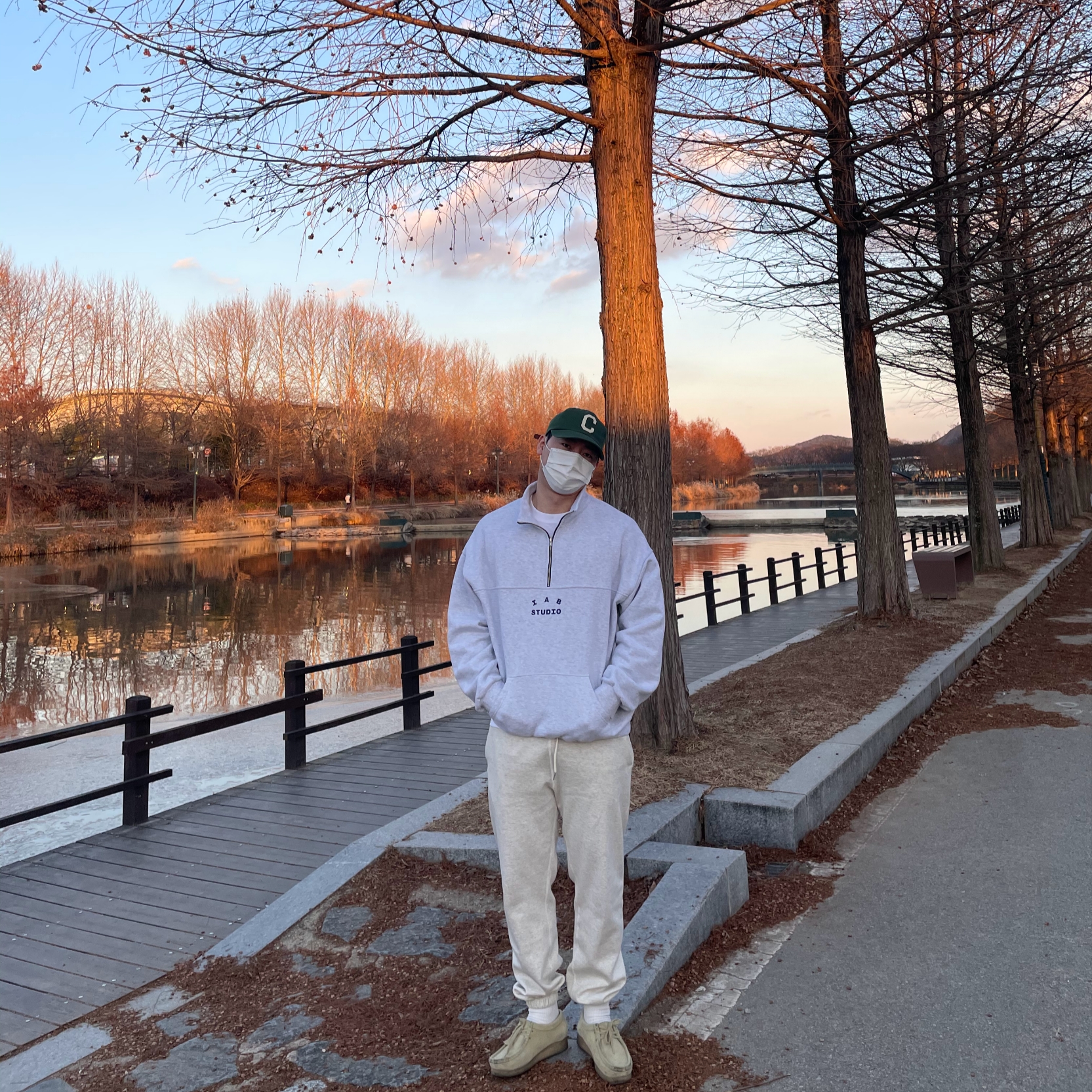 IAB Studio Half Zip Pullover Light Gray, Clarks Wallabee Maple Suede 착용 스타일