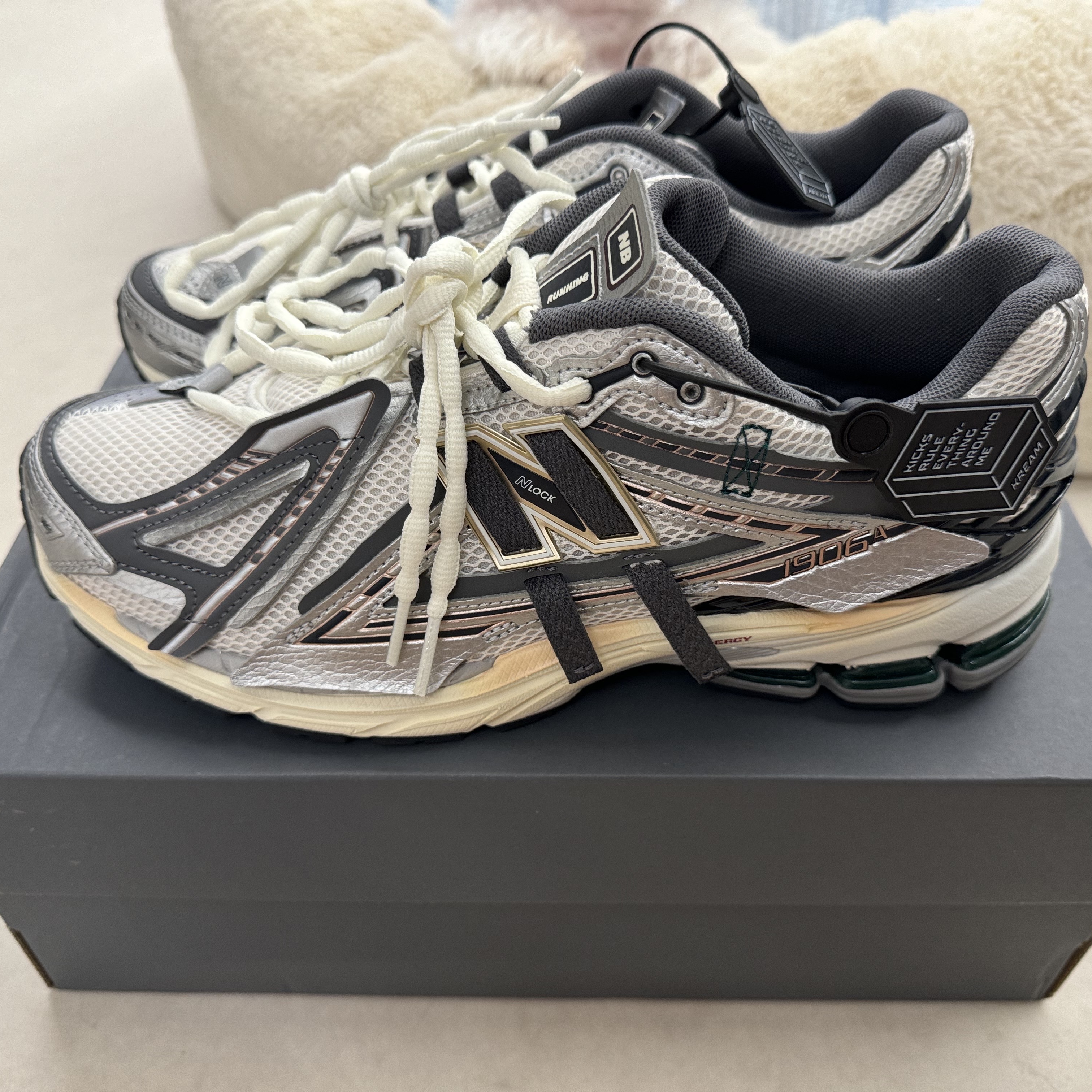 New Balance 1906A Silver Metallic Castlerock 착용 스타일 - 1