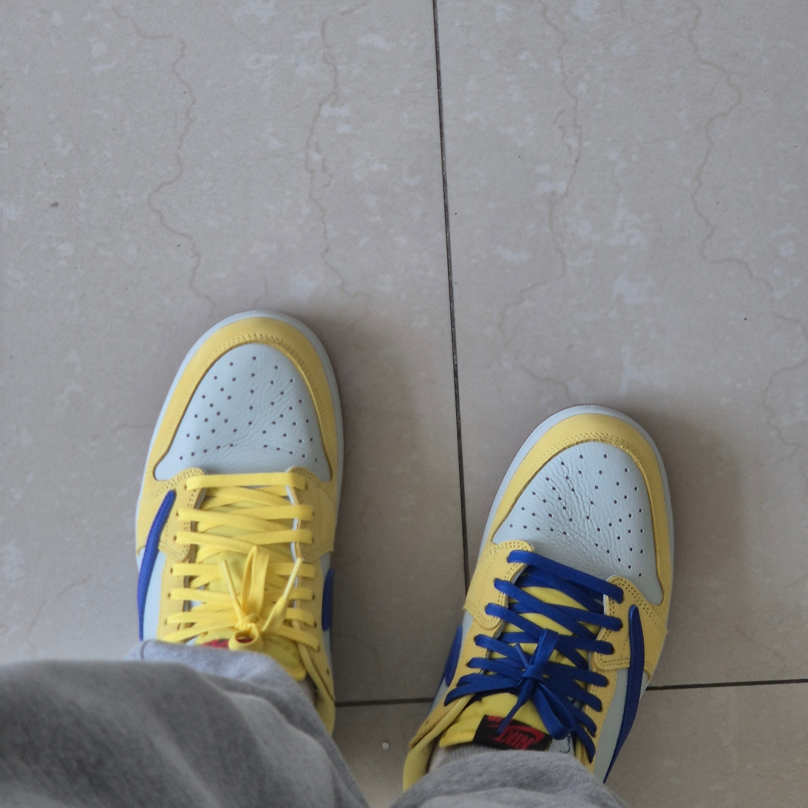 (W) Jordan 1 x Travis Scott Retro Low OG SP Canary 착용 스타일 - 2