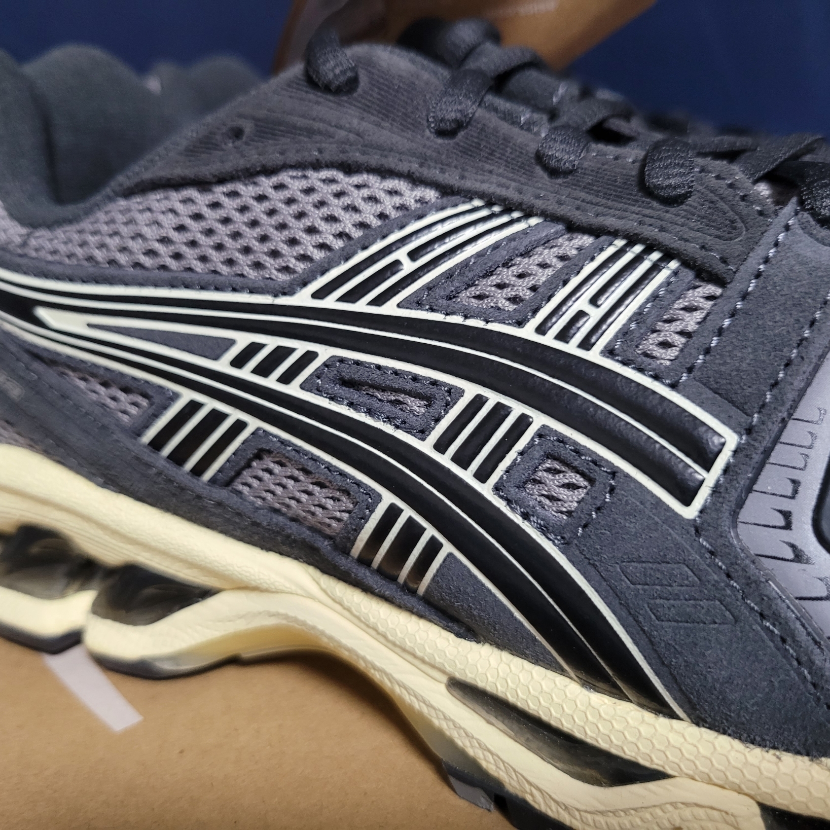 Asics Gel-Kayano 14 Clay Grey Black 착용 스타일 - 4