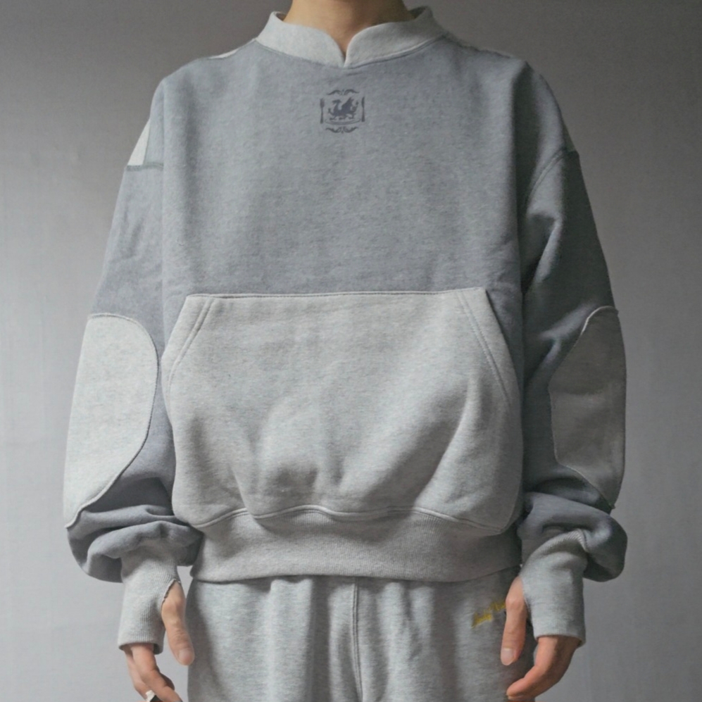 IAB Studio x Delicious in Dungeon Laios Sweatshirt Gray 착용 스타일 - 1