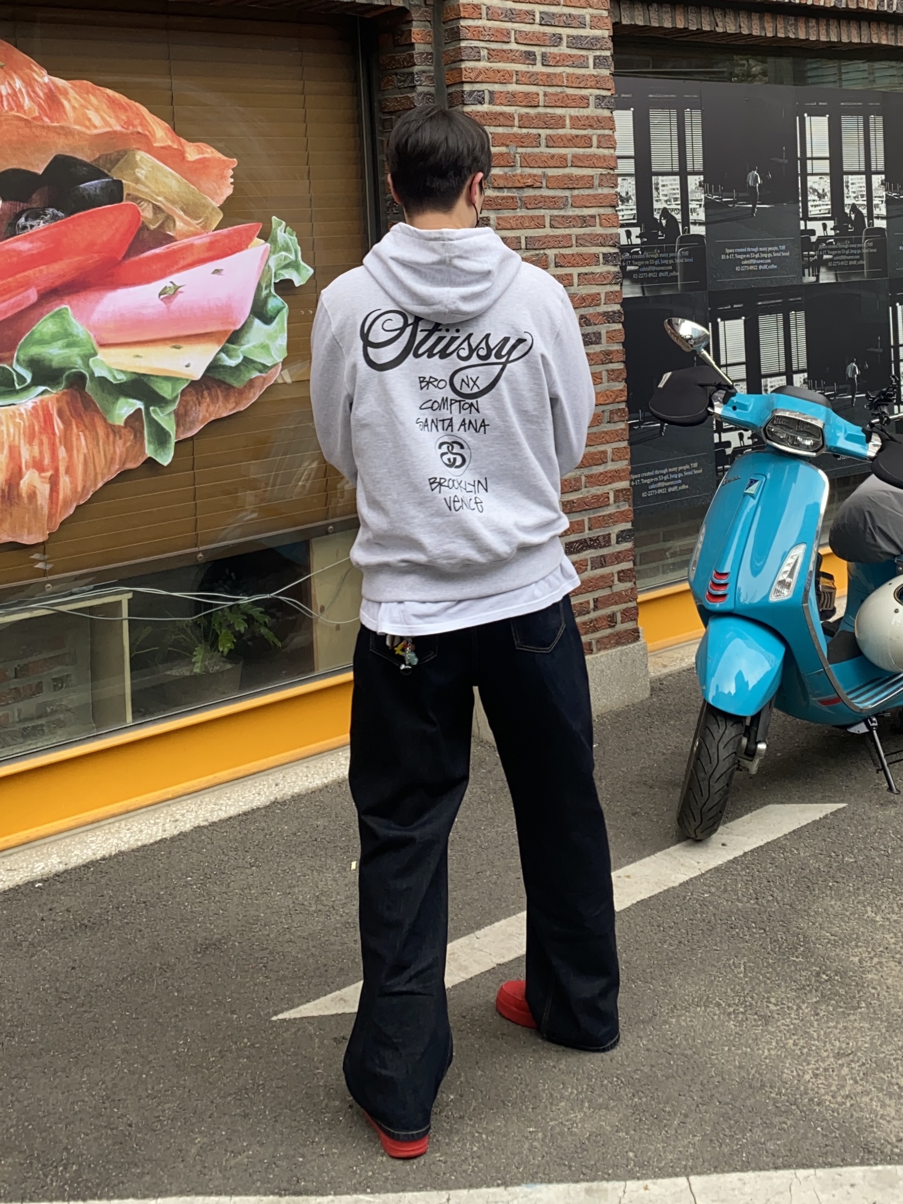 Stussy World Tour Hoodie Ash Heather 2024,2025, Nike Air Force 1 '07 LV8 Low 1 Triple Red 착용 스타일 - 1