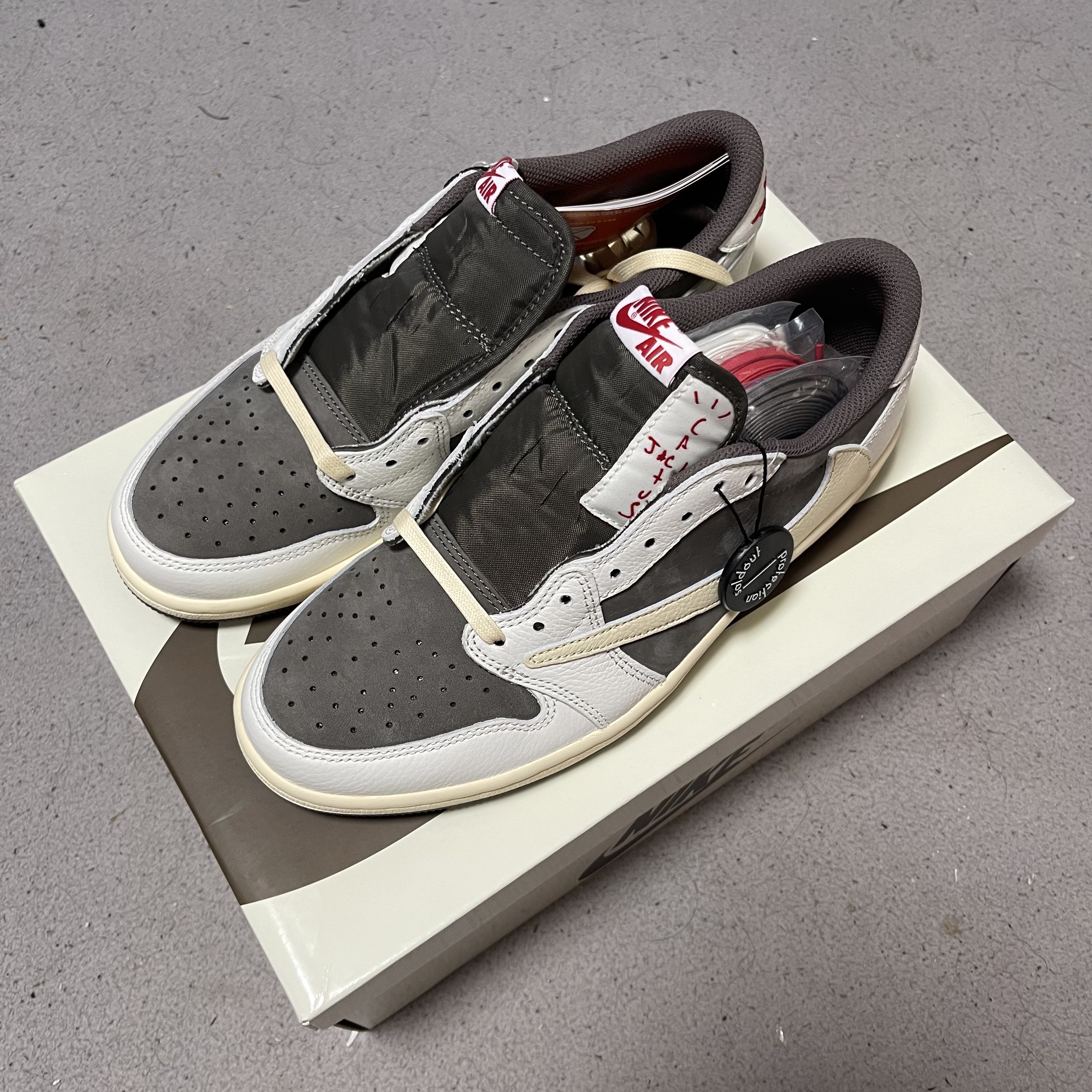 Jordan 1 x Travis Scott Retro Low OG SP Sail and Ridgerock 착용 스타일 - 1