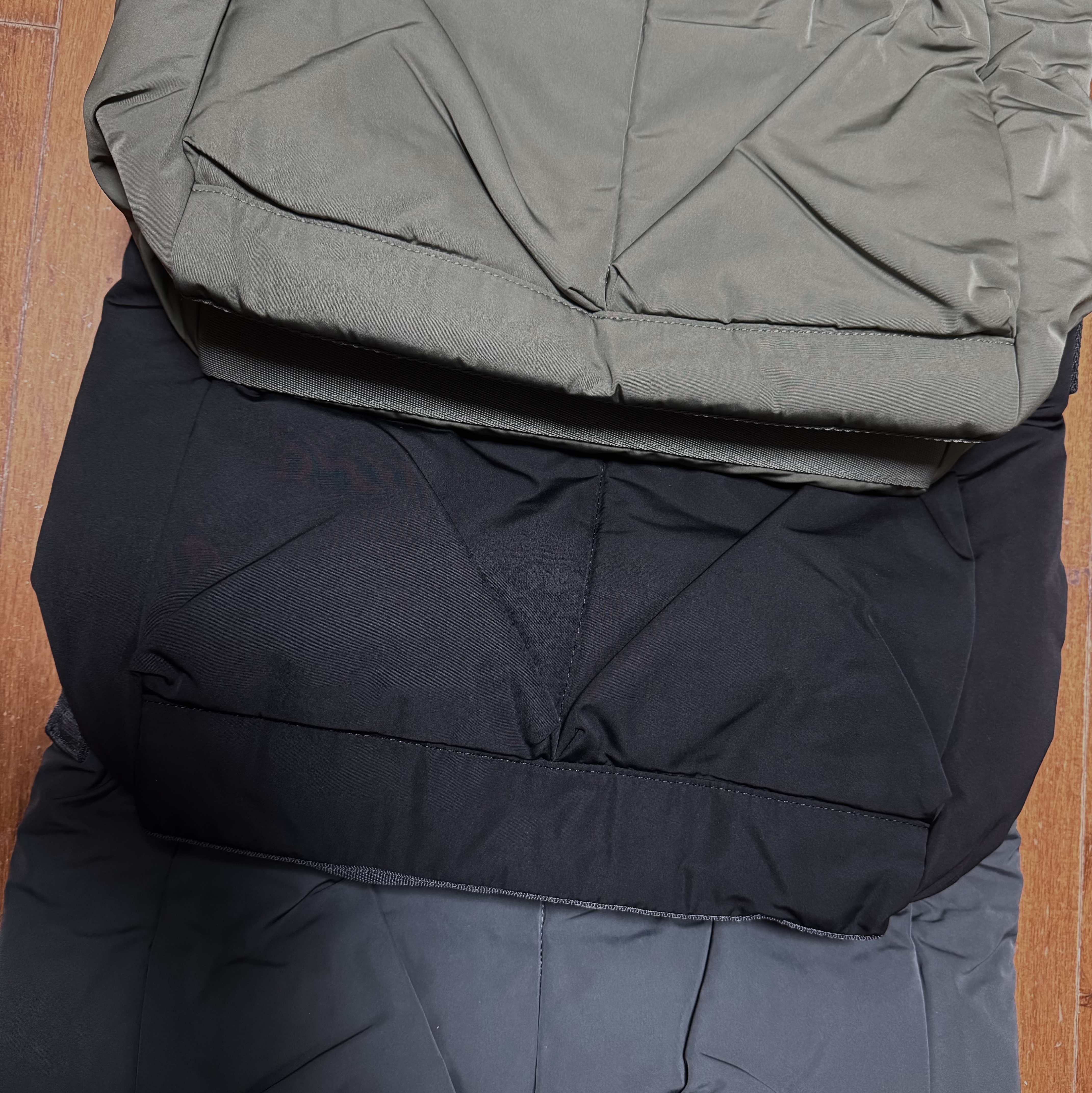 Uniqlo 2-Way Utility Bag Gray, Uniqlo 2-Way Utility Bag Black 착용 스타일 - 3