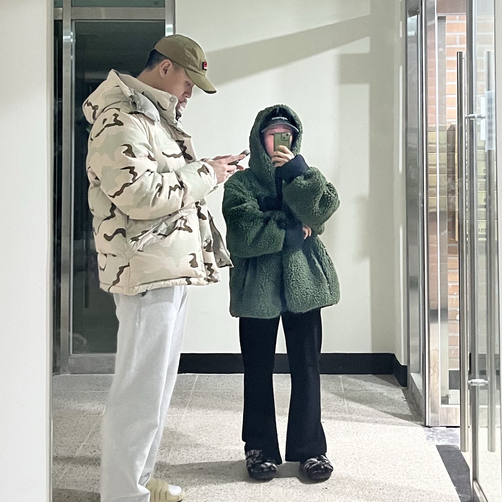 Stussy Sherpa Jacket Olive 착용 스타일