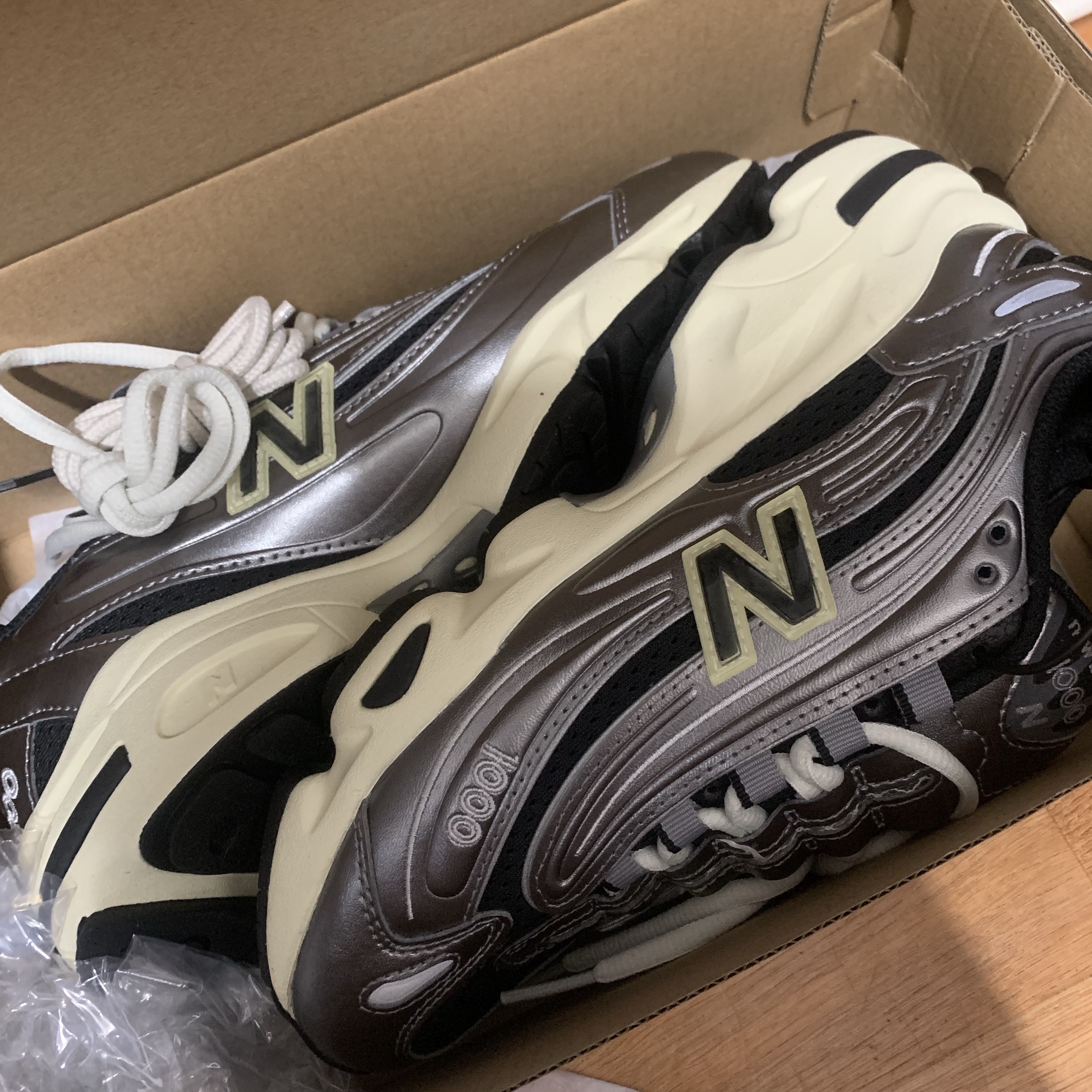 New Balance 1000 Silver Metallic Black 착용 스타일
