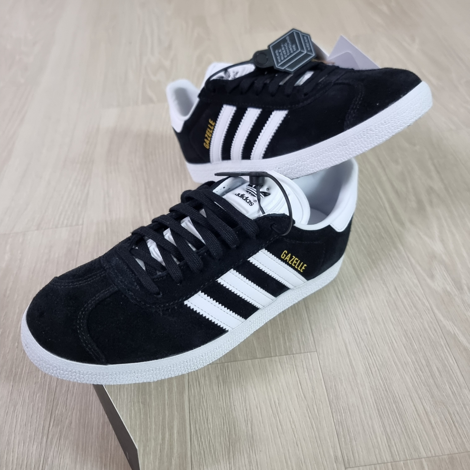 Adidas Gazelle Core Black White 착용 스타일 - 1