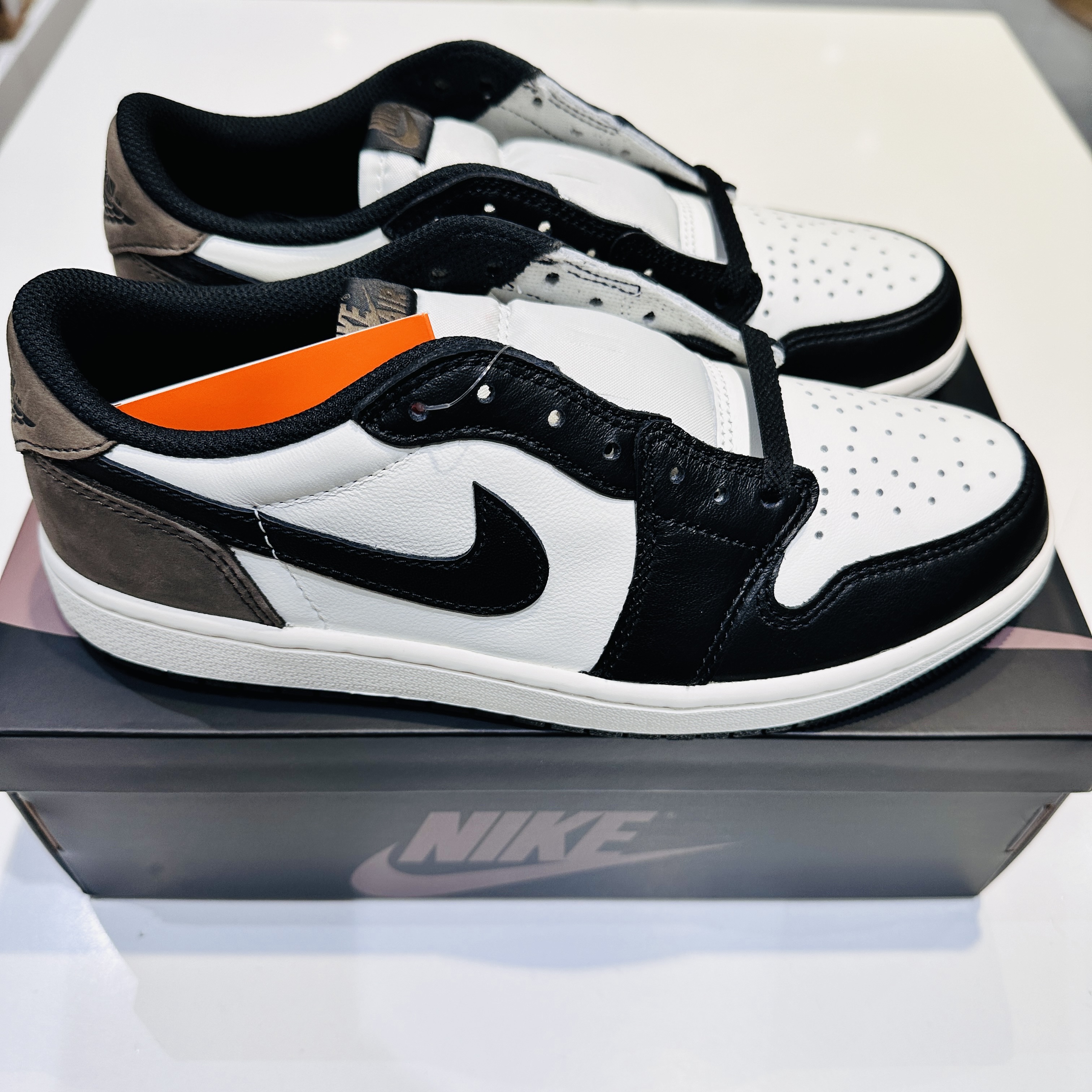 Jordan 1 Retro Low OG Mocha 착용 스타일