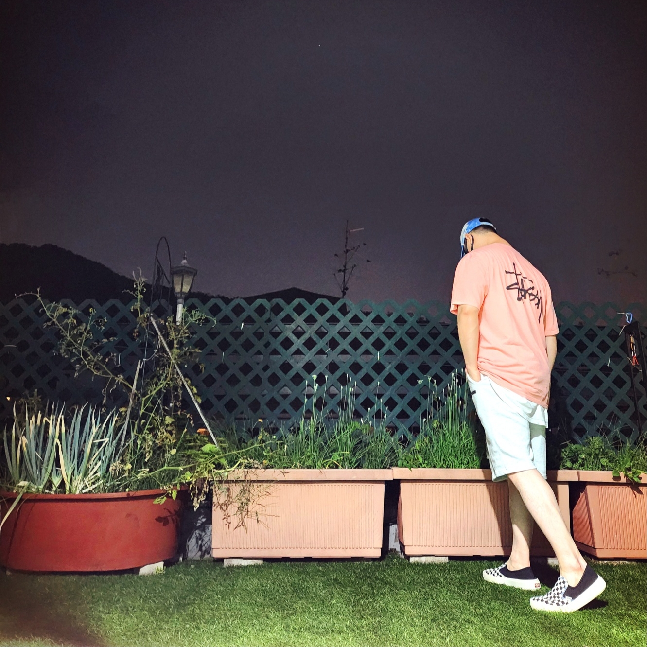 Stussy Basic Stussy Pigment Dyed T-Shirt Coral 2024, Vans Checkerboard Comfycush One Black 착용 스타일 - 2
