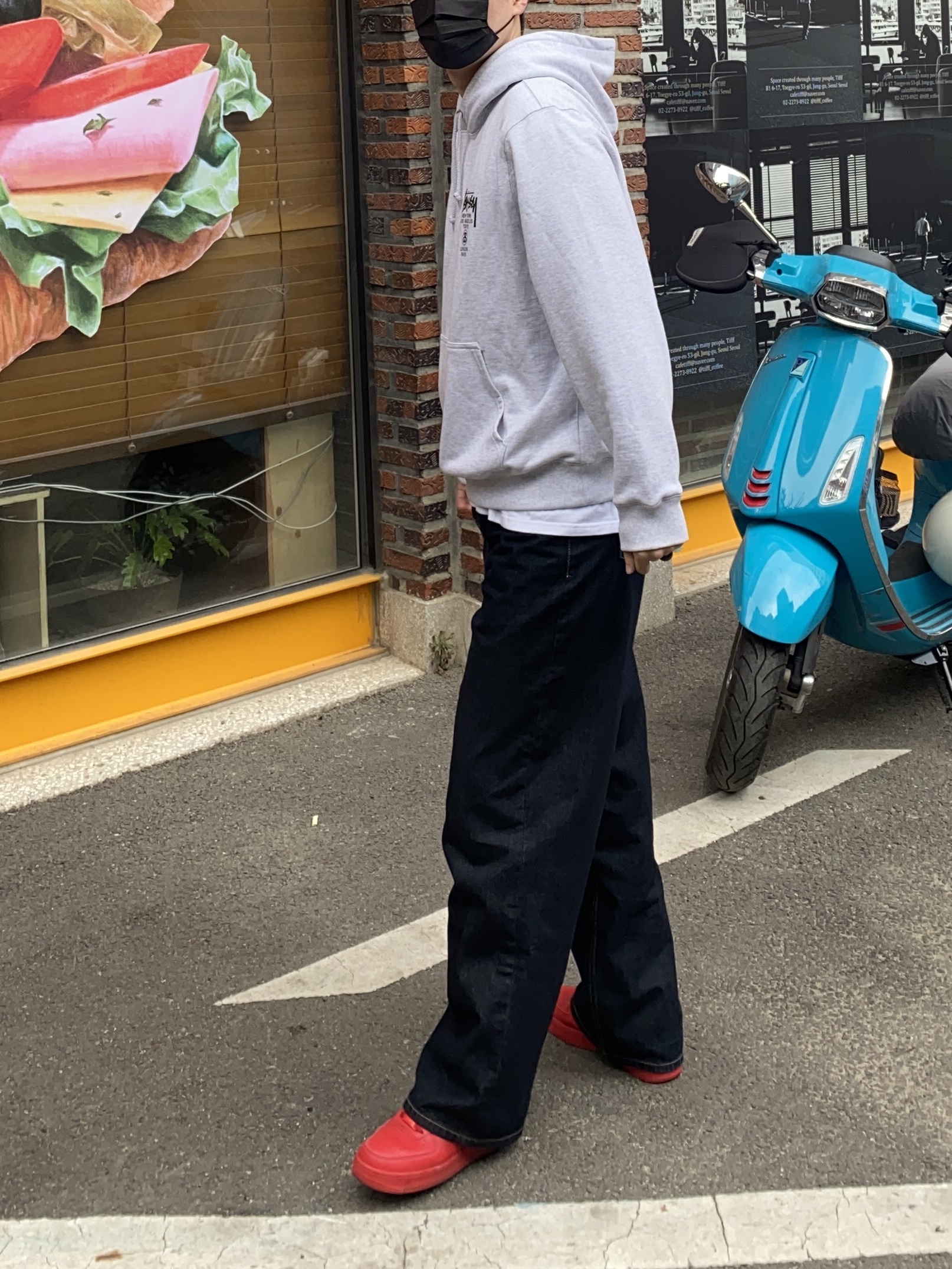 Stussy World Tour Hoodie Ash Heather 2024,2025, Nike Air Force 1 '07 LV8 Low 1 Triple Red 착용 스타일 - 2