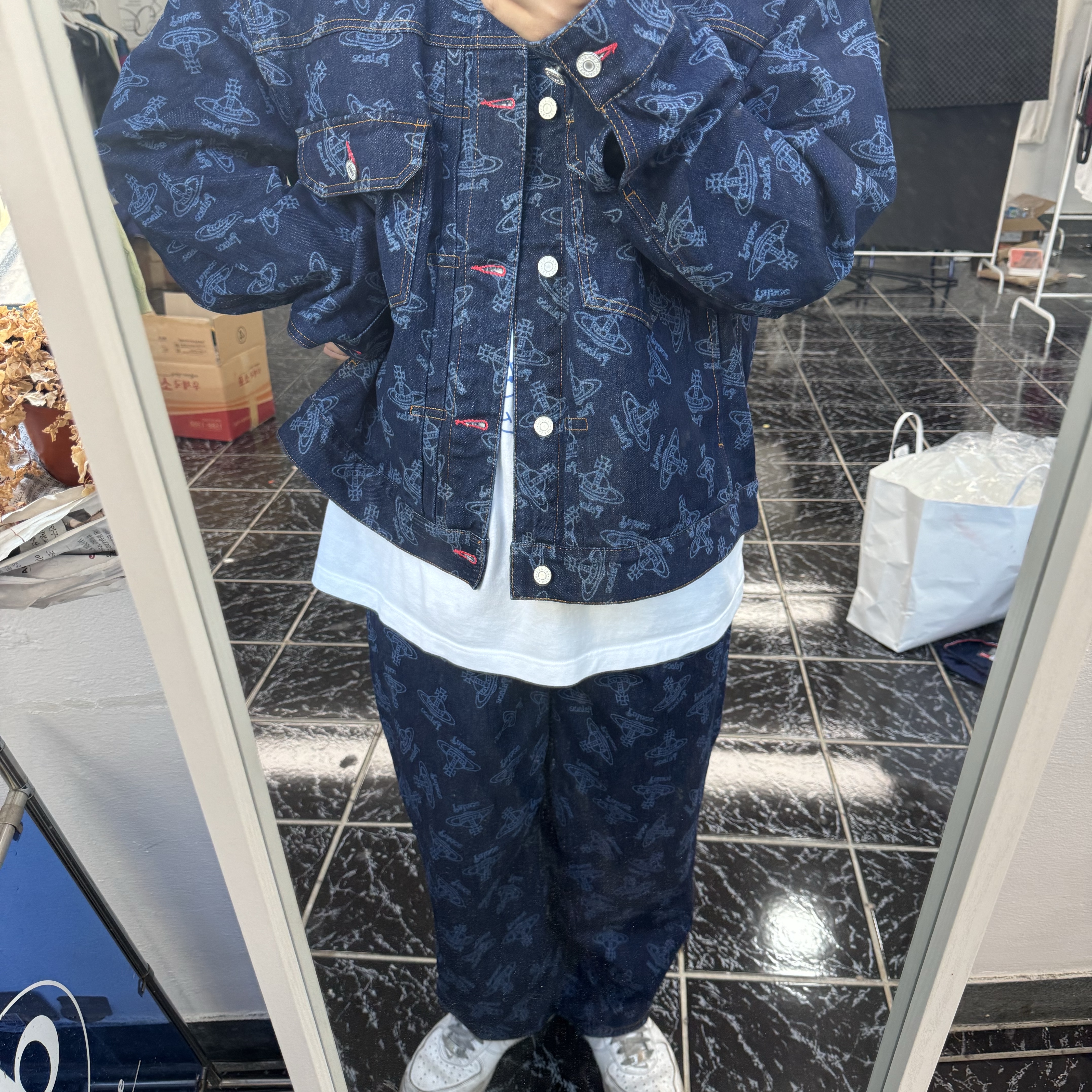 Palace x Vivienne Westwood Denim Jean Indigo - 24FW, Palace x Vivienne Westwood Denim Jacket Indigo - 24FW 착용 스타일