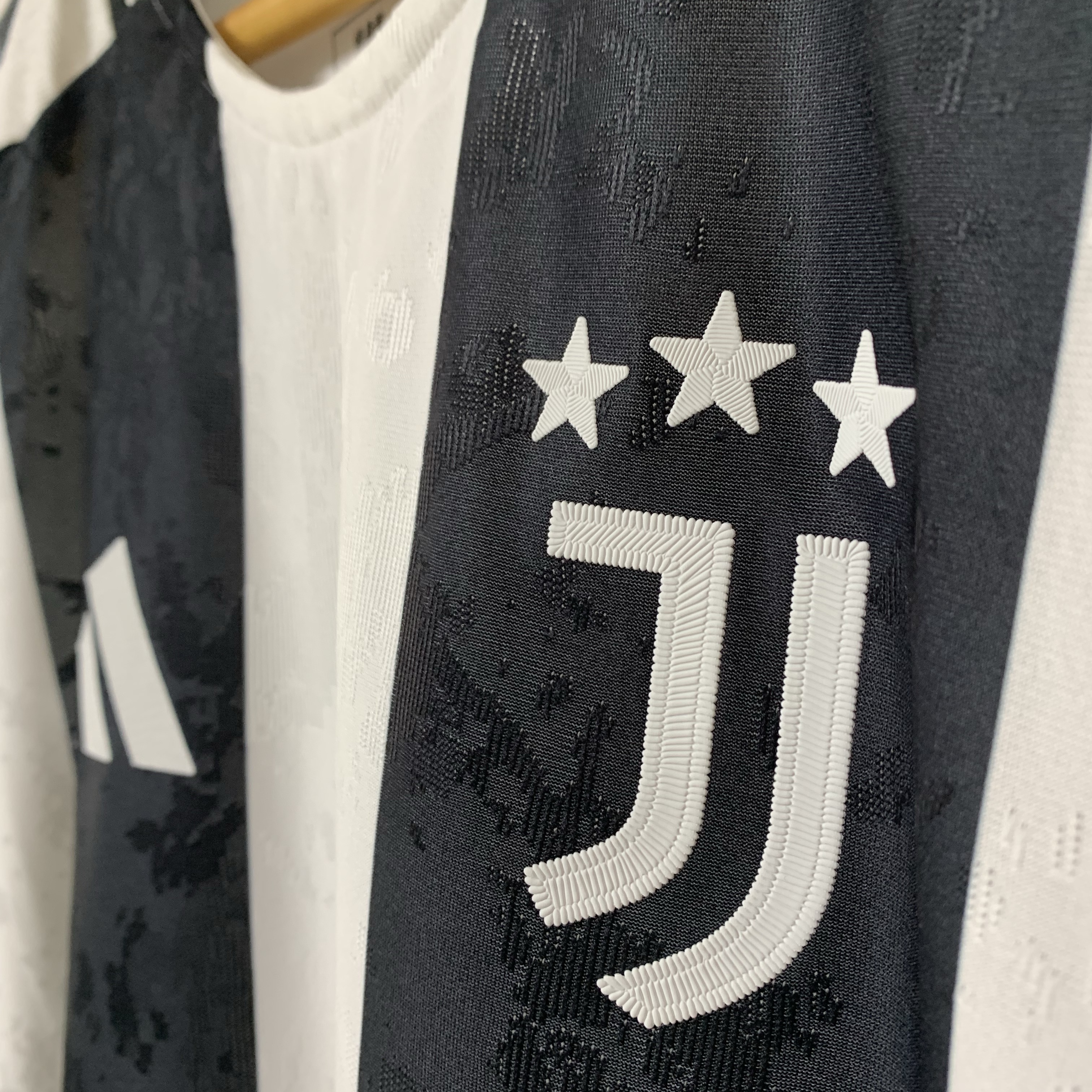 Adidas Juventus 2024/25 Home Authentic Jersey White Black - KR Sizing (Non Marking Ver.) 착용 스타일 - 4