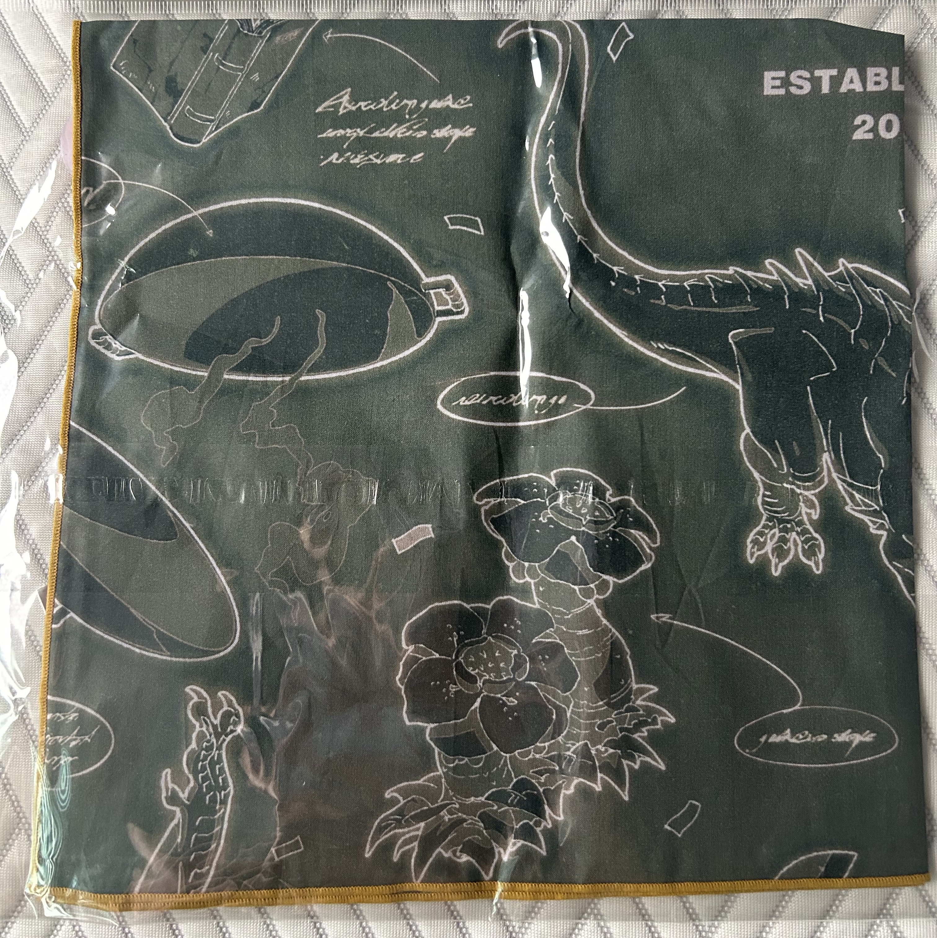 IAB Studio x Delicious in Dungeon Bandana Green 착용 스타일 - 2
