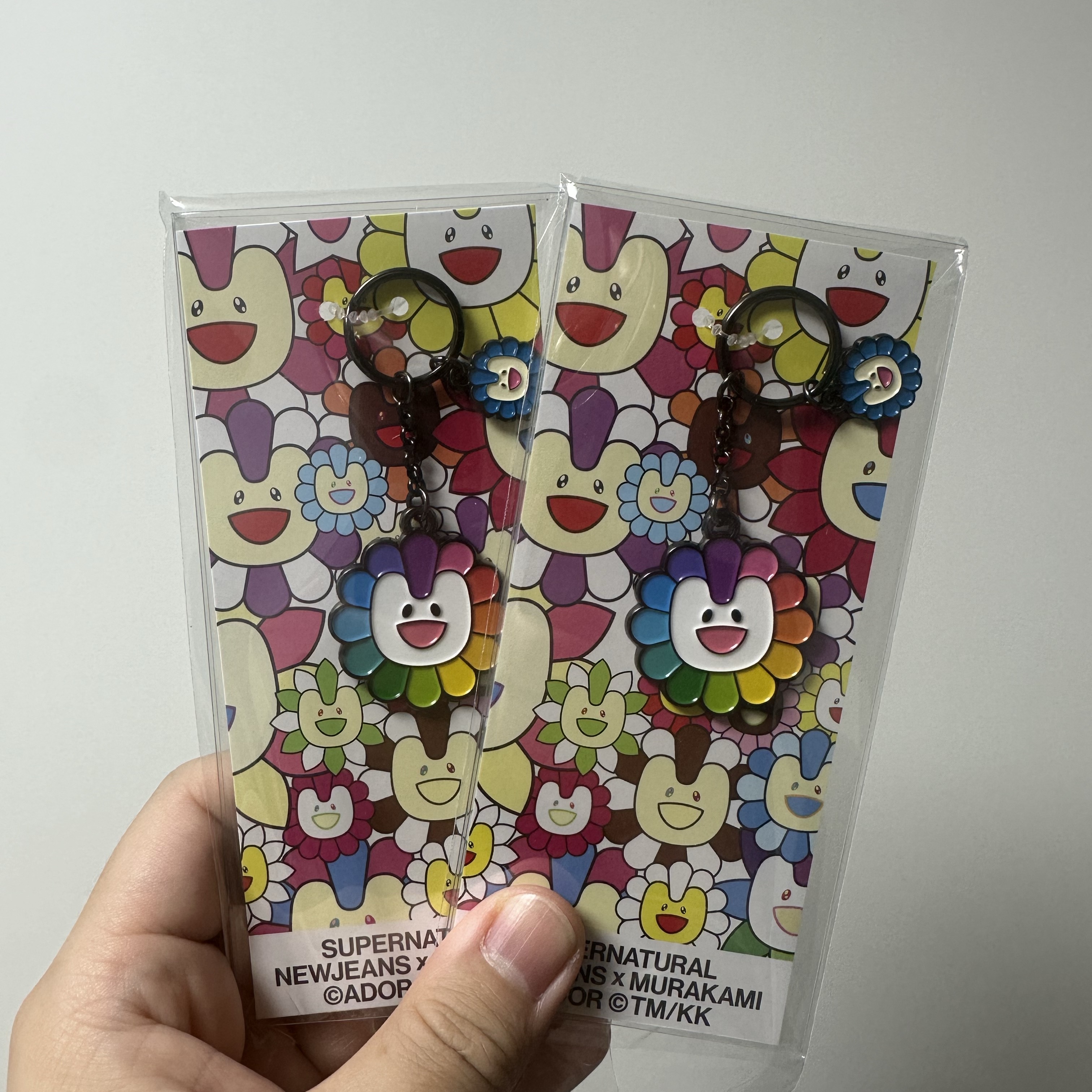 NewJeans x Murakami Metal Keyring Flower 착용 스타일