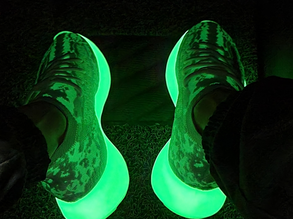 Adidas Yeezy Boost 380 Calcite Glow 착용 스타일 - 3