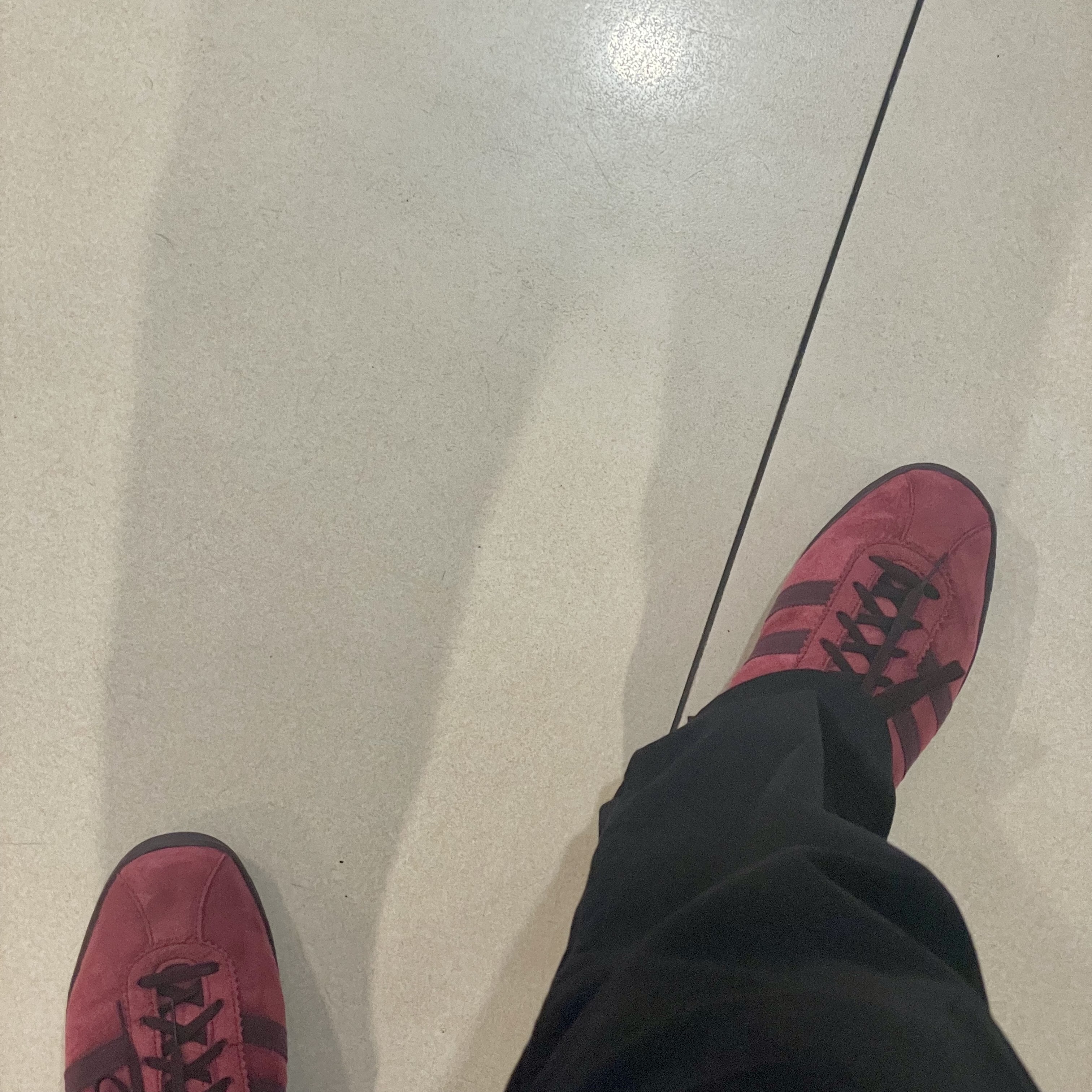 Adidas Tobacco Gruen Collegiate Burgundy 착용 스타일
