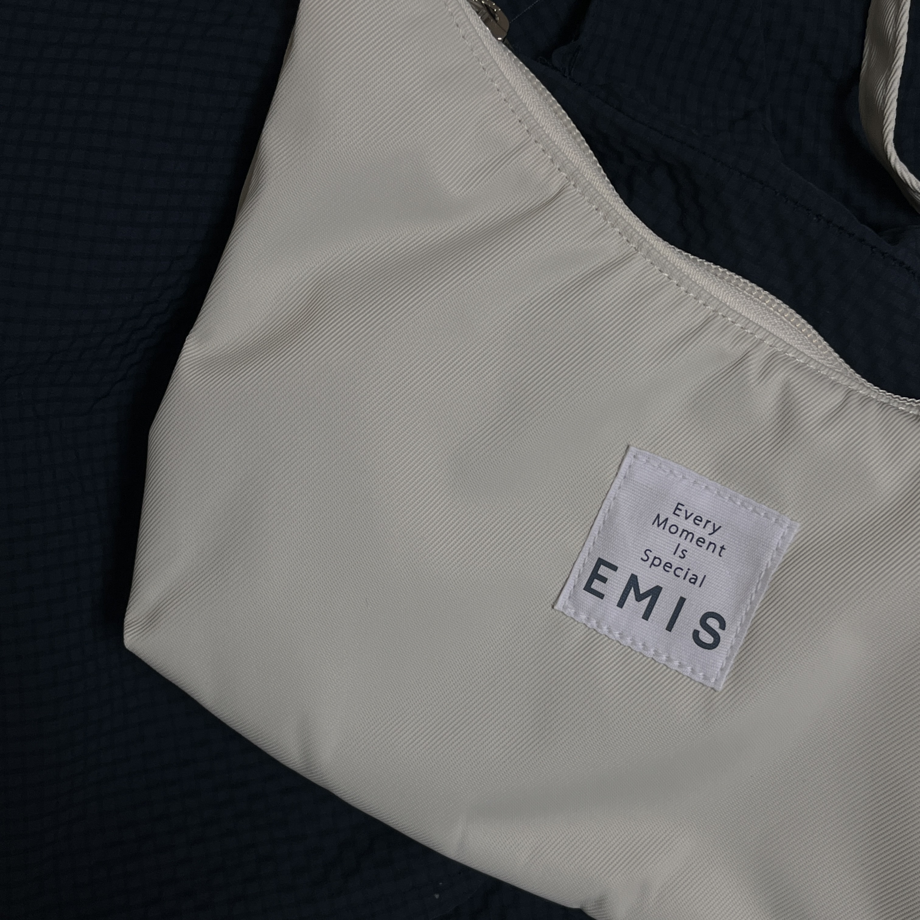 Emis Emis Hobo Bag Ivory 착용 스타일
