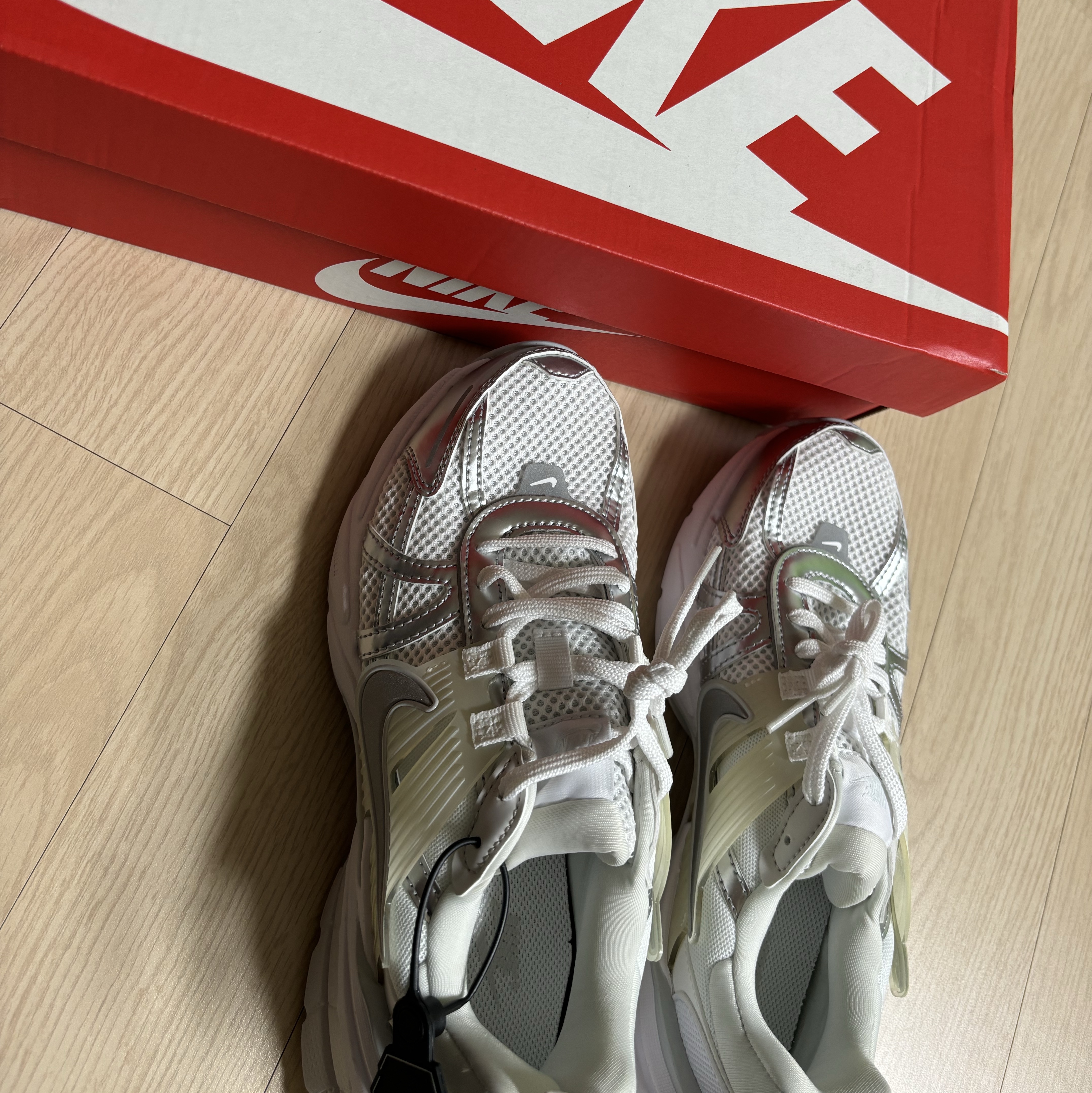 Nike V2K Run Metallic Silver White 착용 스타일