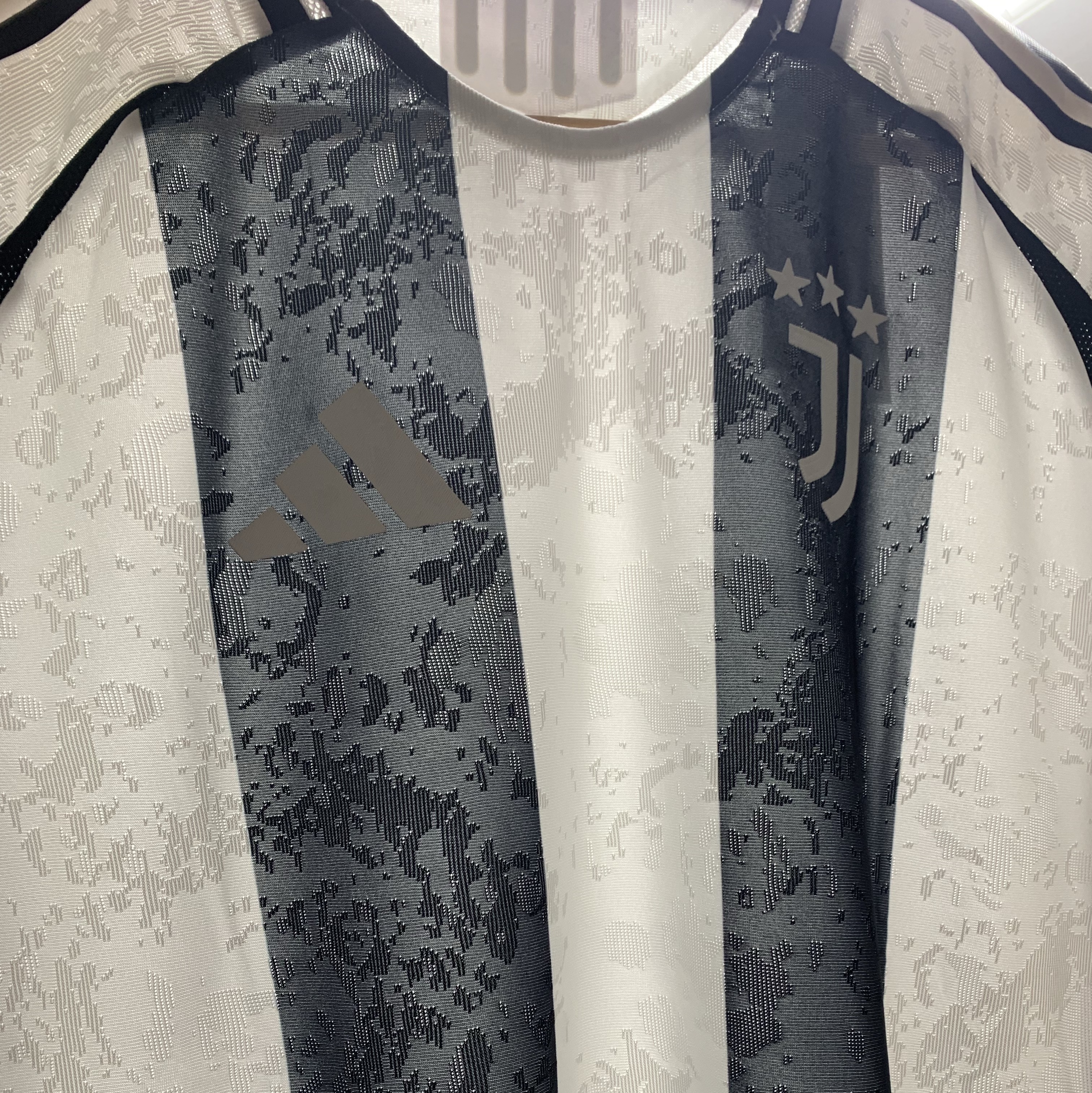 Adidas Juventus 2024/25 Home Authentic Jersey White Black - KR Sizing (Non Marking Ver.) 착용 스타일 - 2