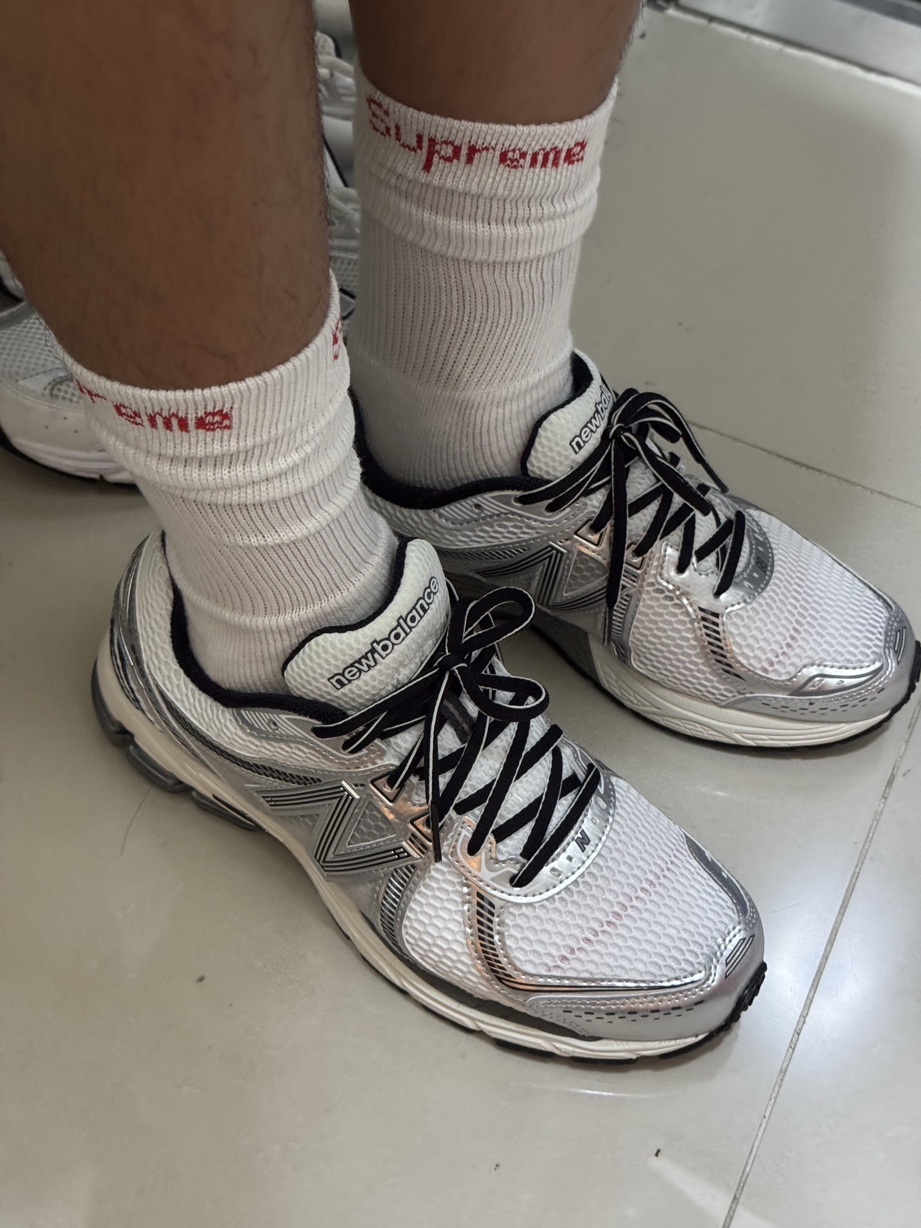 New Balance 860v2 Optic White, Supreme Hanes Crew Socks White (4 Pack) 착용 스타일