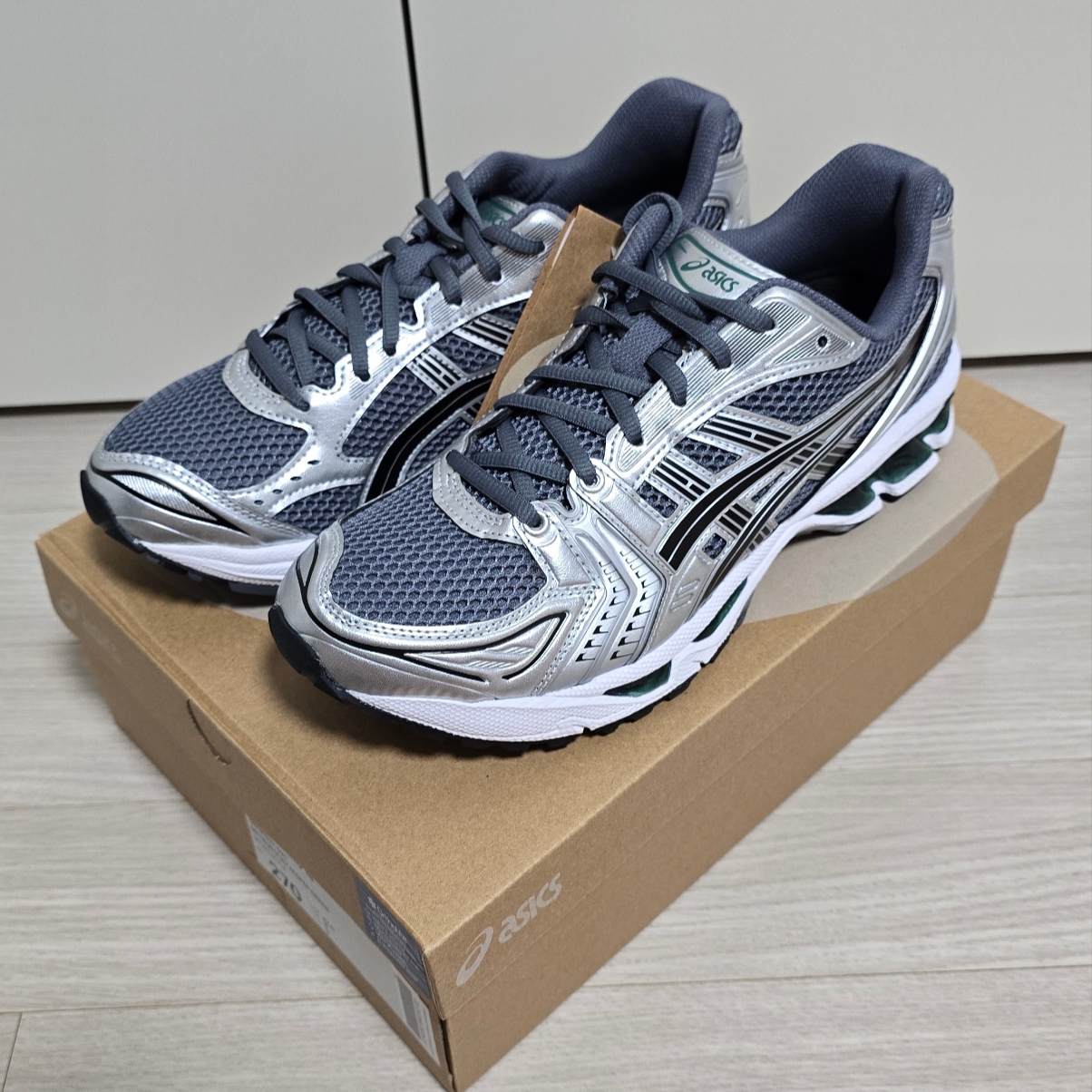 Asics Gel-Kayano 14 Metropolis Jasper Green 착용 스타일