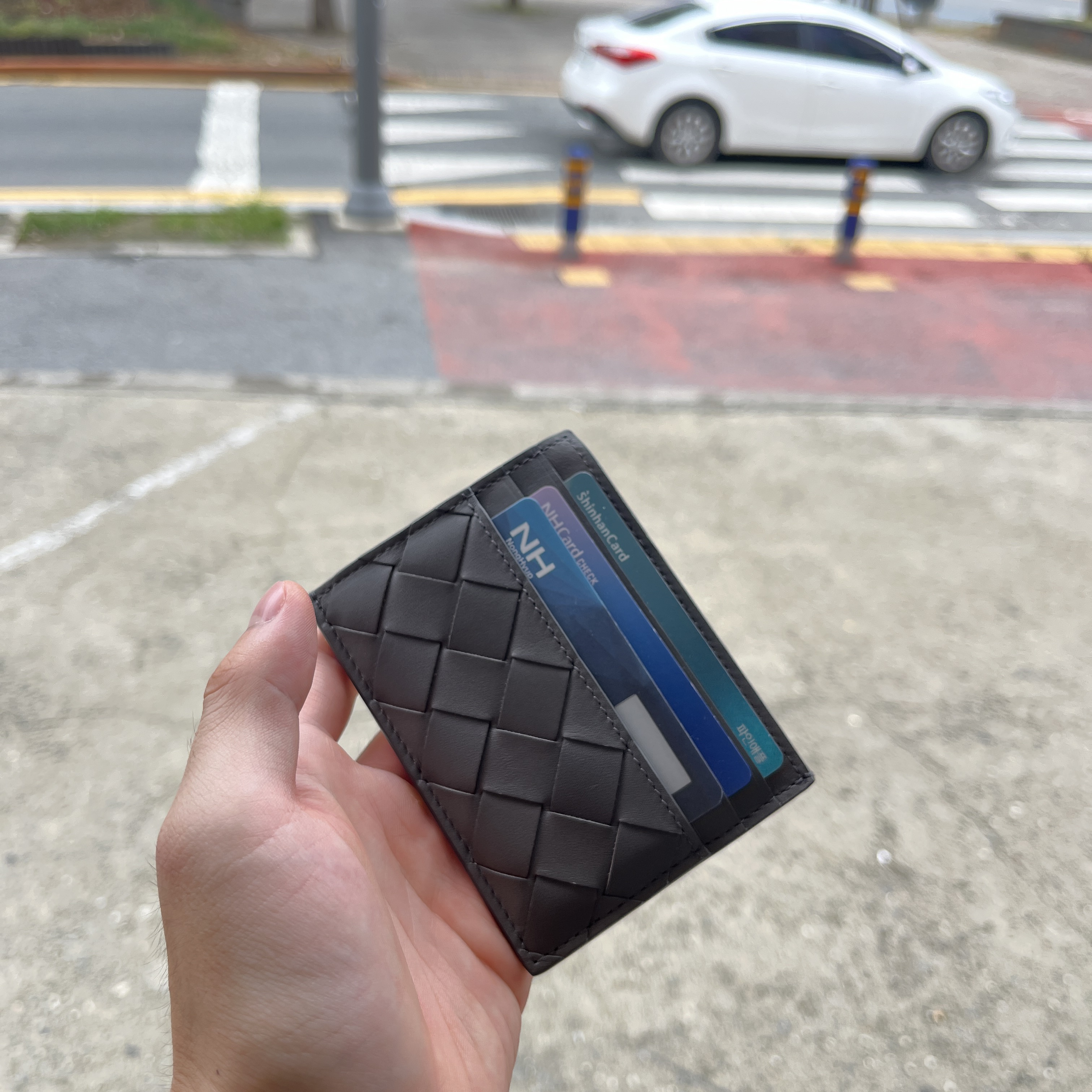 Bottega Veneta Intrecciato Credit Card Case Graphite 착용 스타일